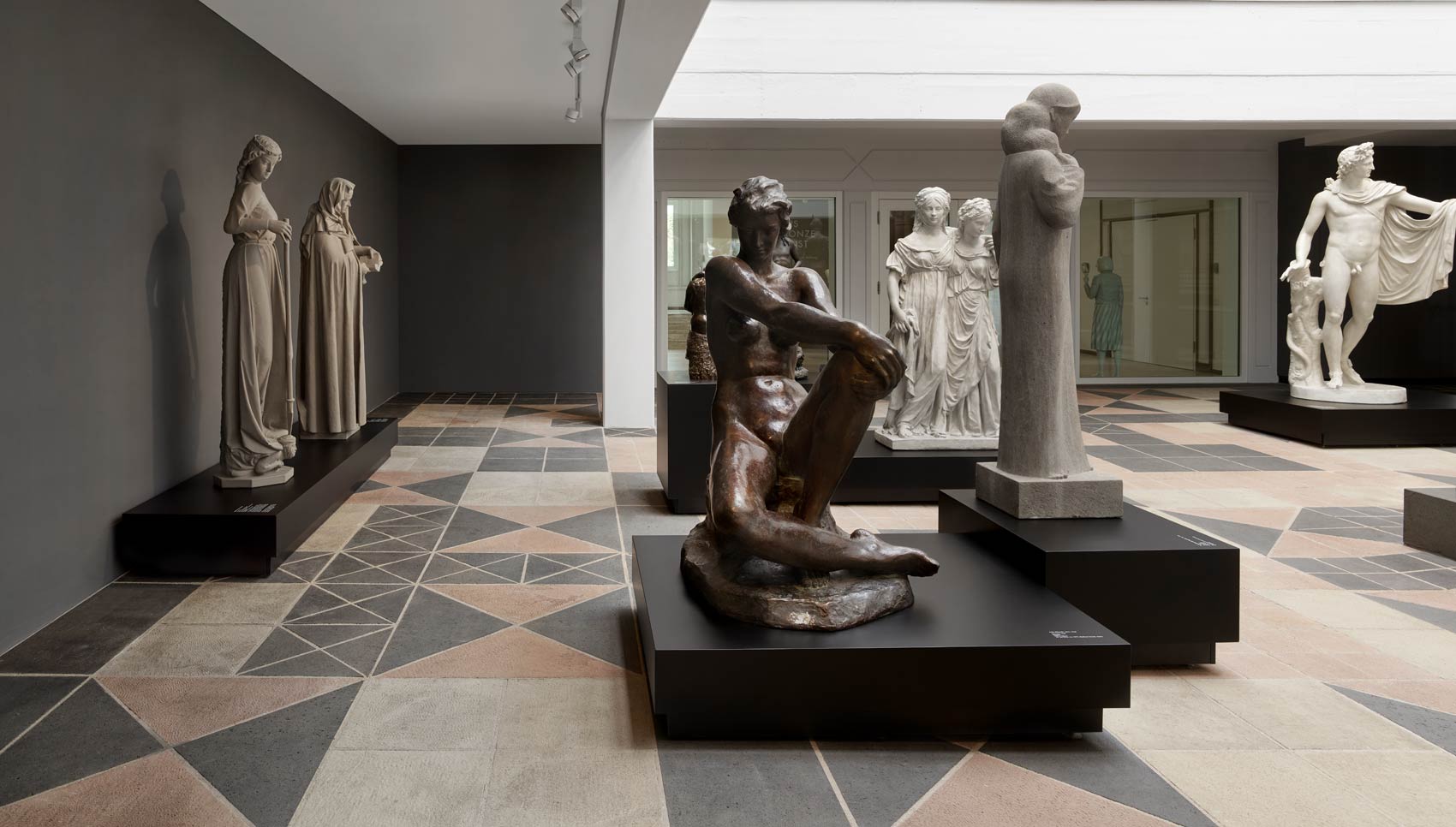 Ausstellungsraum mit Skulpturen