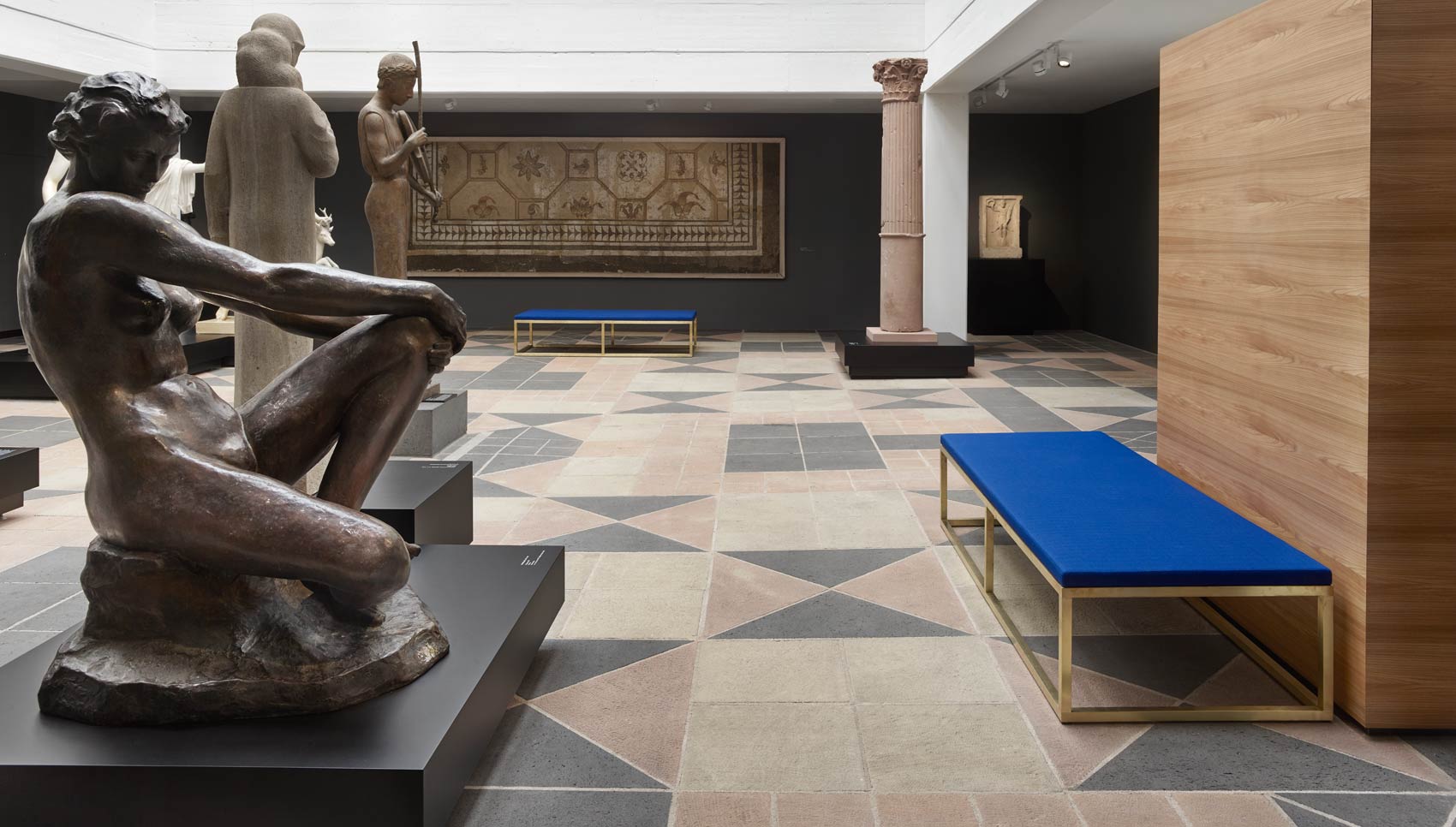 Ausstellungsraum mit Skulpturen