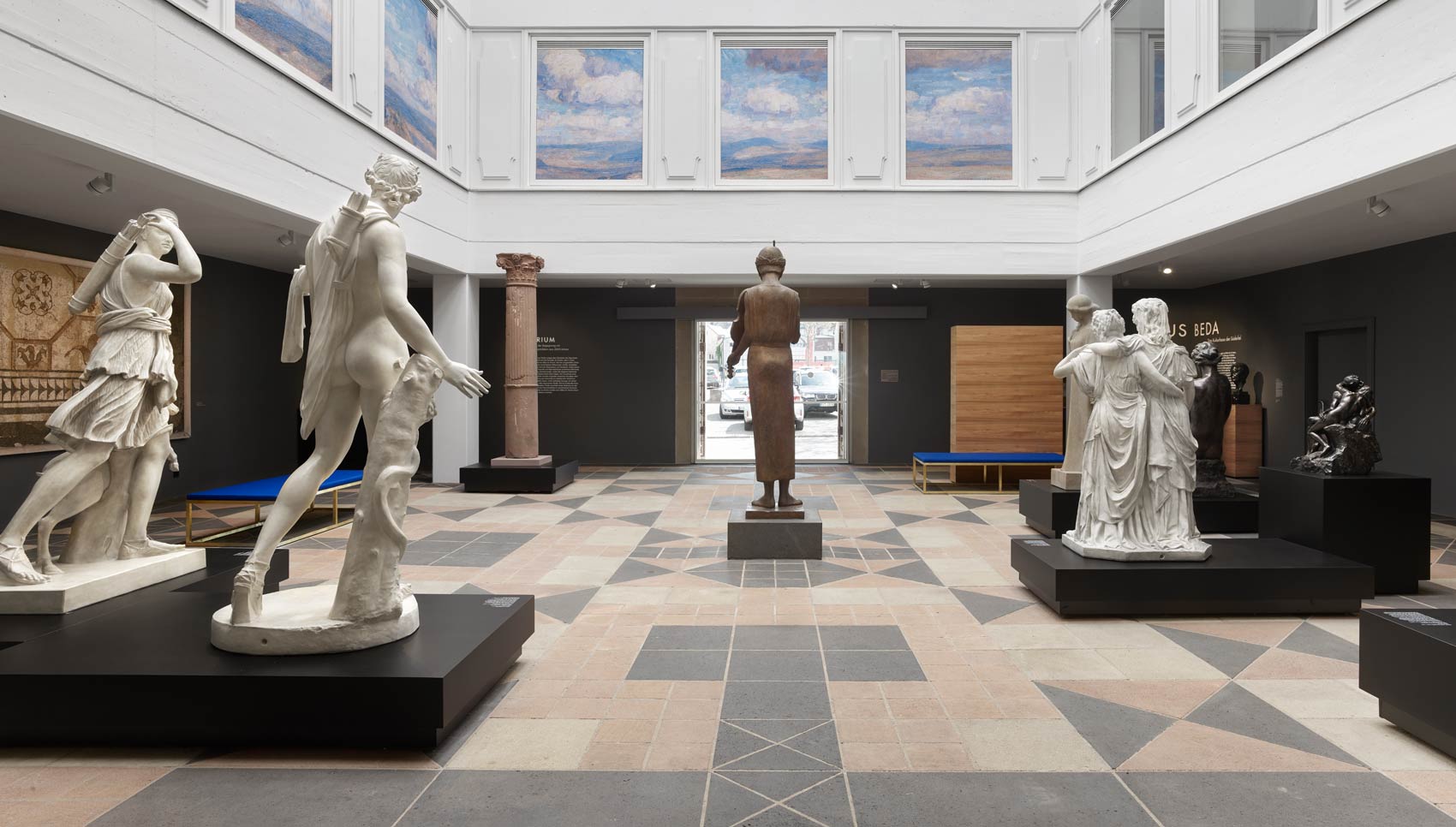 Ausstellungsraum mit Skulpturen