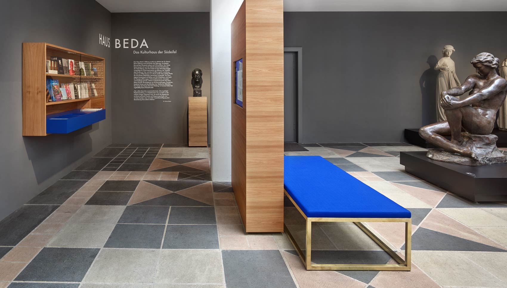 Ausstellungsraum mit Sitzmöbeln und Exponaten