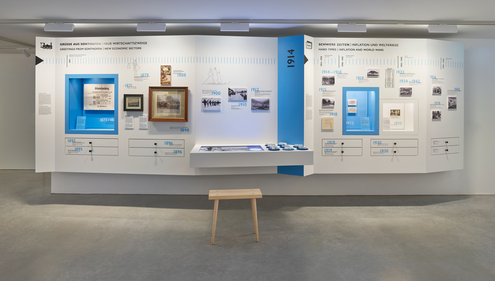 Heller Ausstellungsraum mit Ausstellungsmöbeln und verschiedenen Expnaten