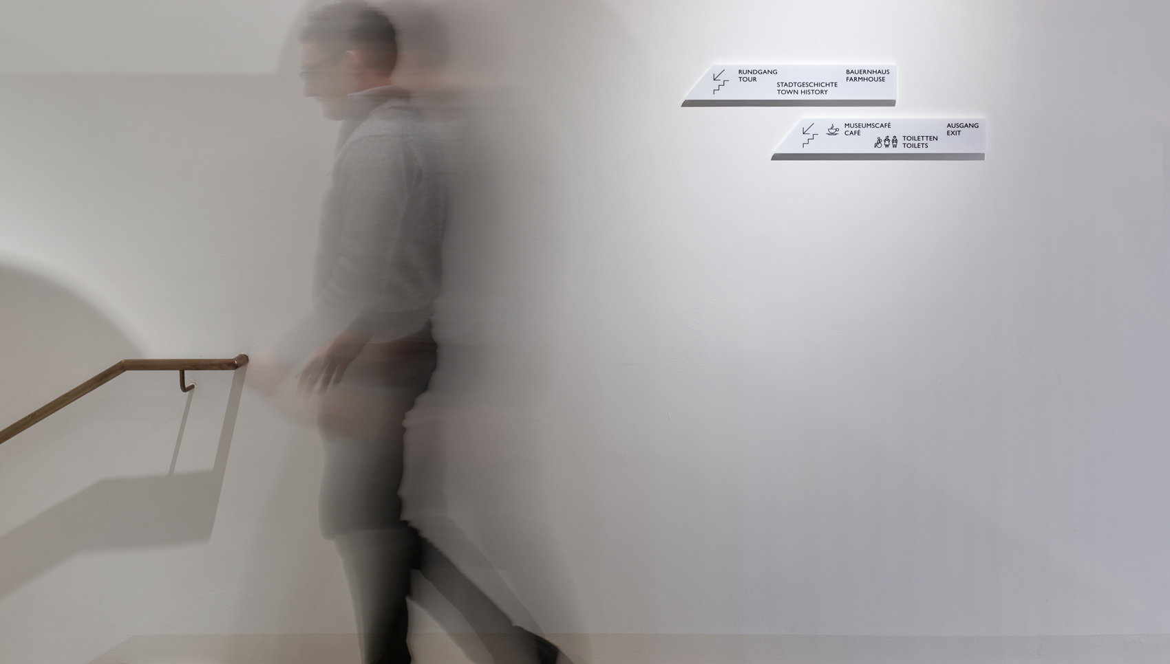 Ansicht von Wegweiserschildern im Innenraum