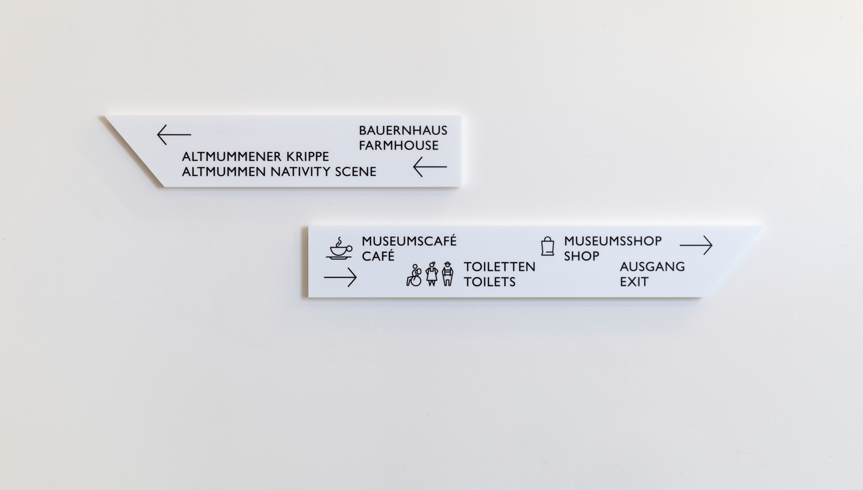 Detailansicht von Wegweiserschildern im Innenraum