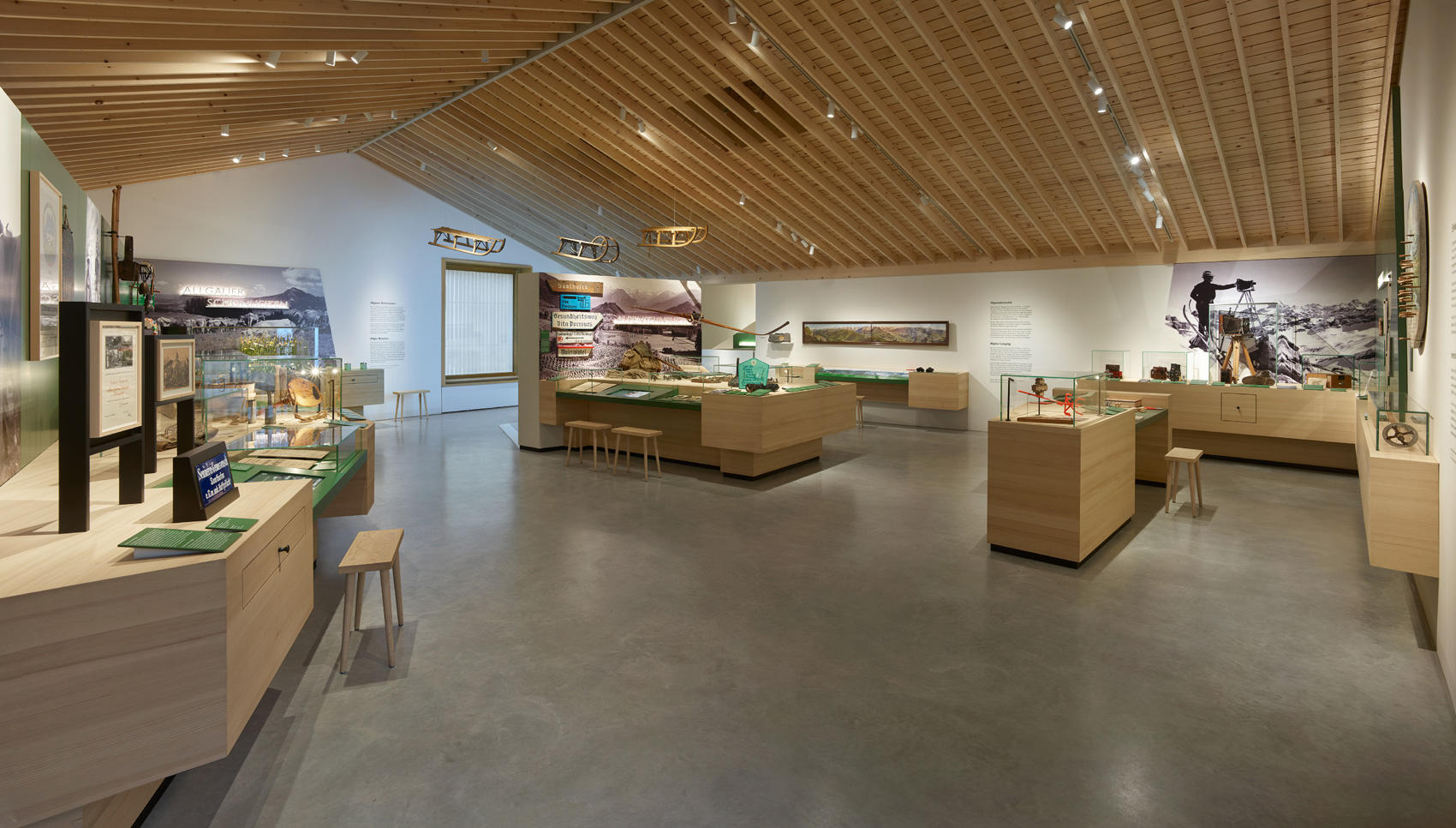 Ausstellungsraum mit Ausstellungsmöbeln und verschiedenen Exponaten