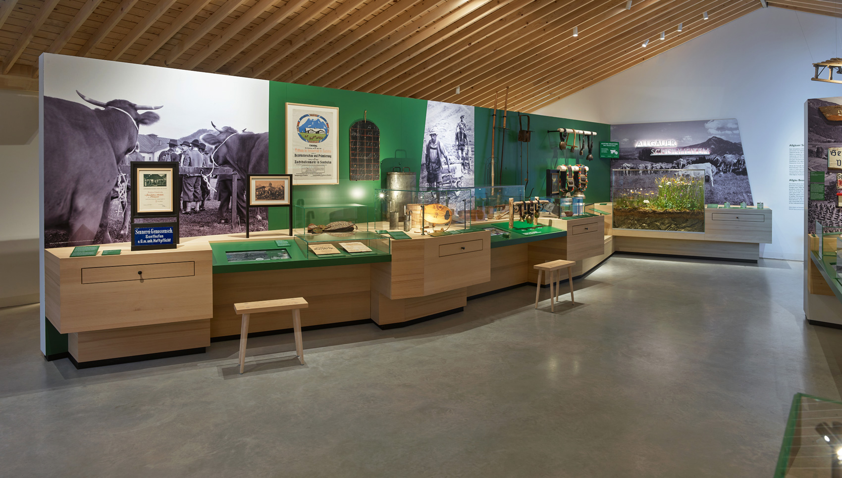 Ausstellungsraum mit Ausstellungsmöbeln und verschiedenen Exponaten