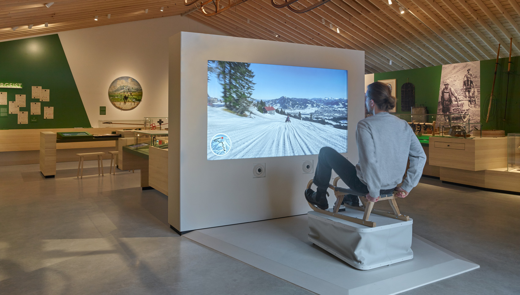 Ausstellungsraum mit interaktiver Medienstation mit einem Schlitten