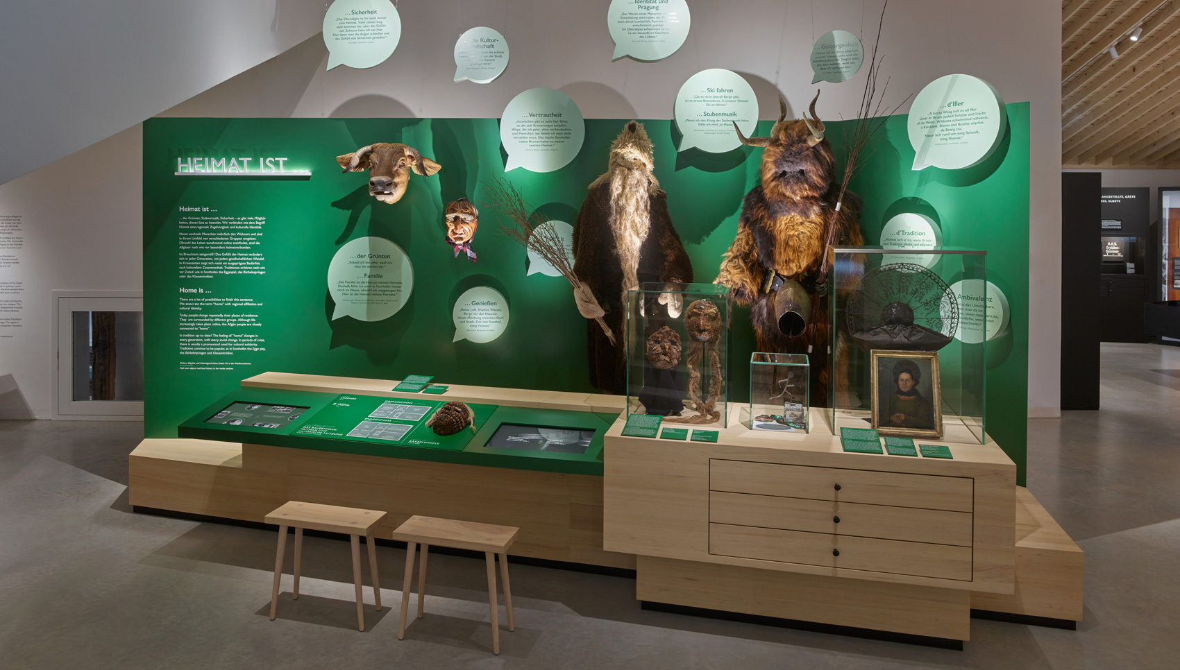 Ausstellungsmöbeln mit verschiedenen Exponaten