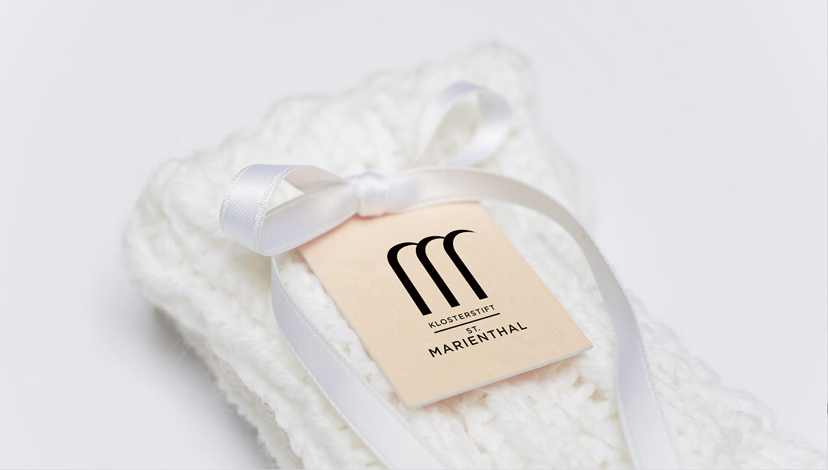 Giveaway mit Anhänger und Logo