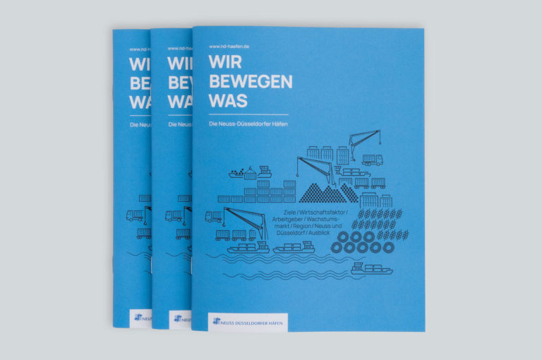 Drei Broschüren liegen übereinander