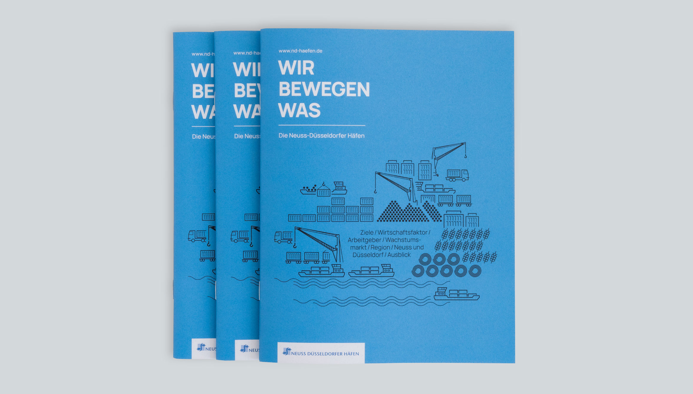 Drei Broschüren liegen übereinander