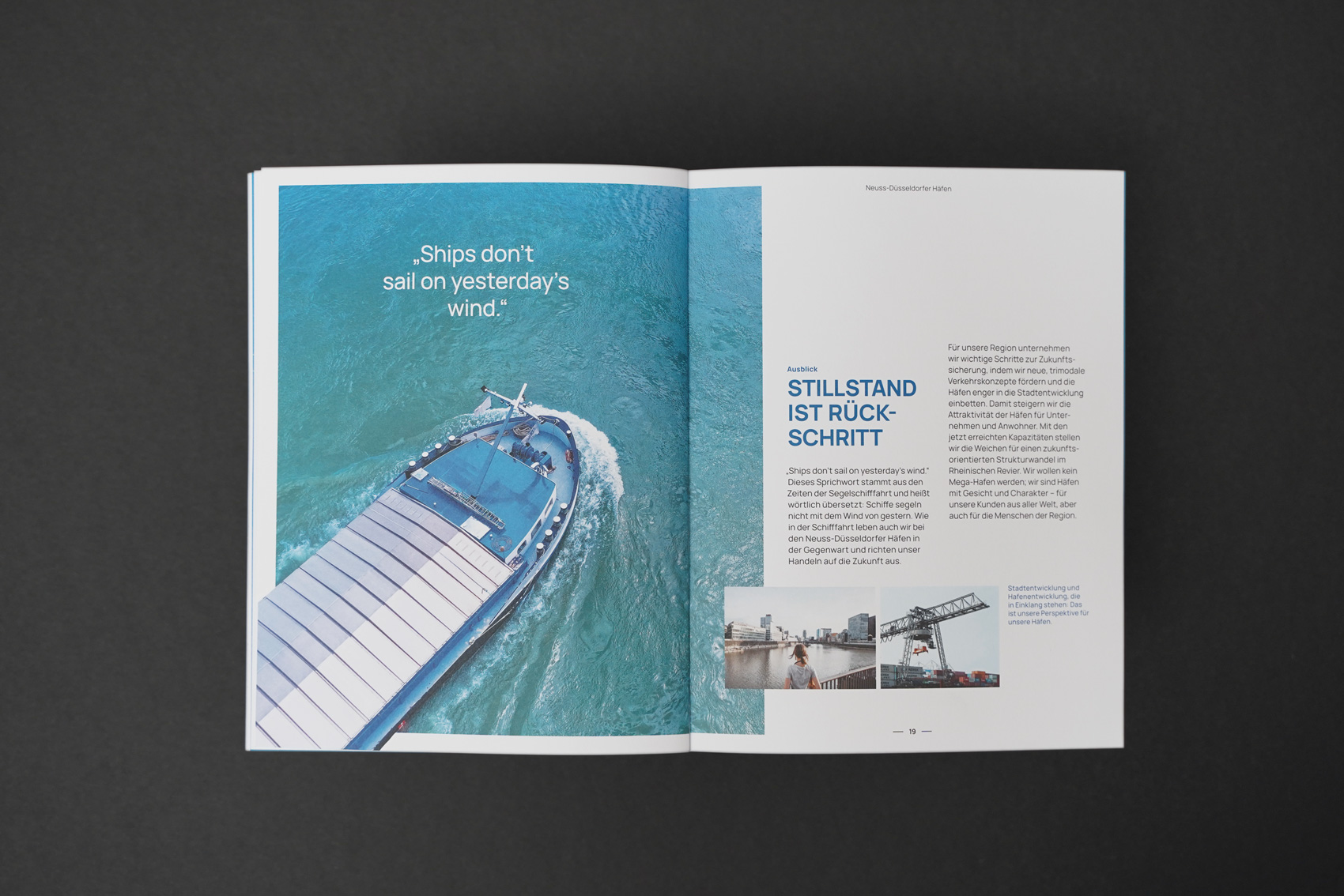 Aufgeschlagene Doppelseite mit Fotografien und Texten