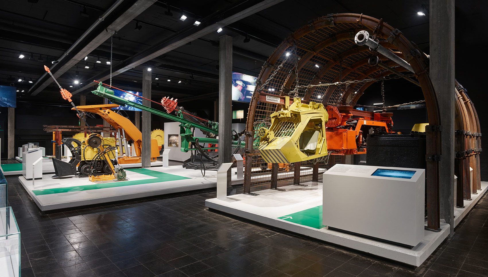 Dunkler Ausstellungsraum mit verschieden großen Exponaten