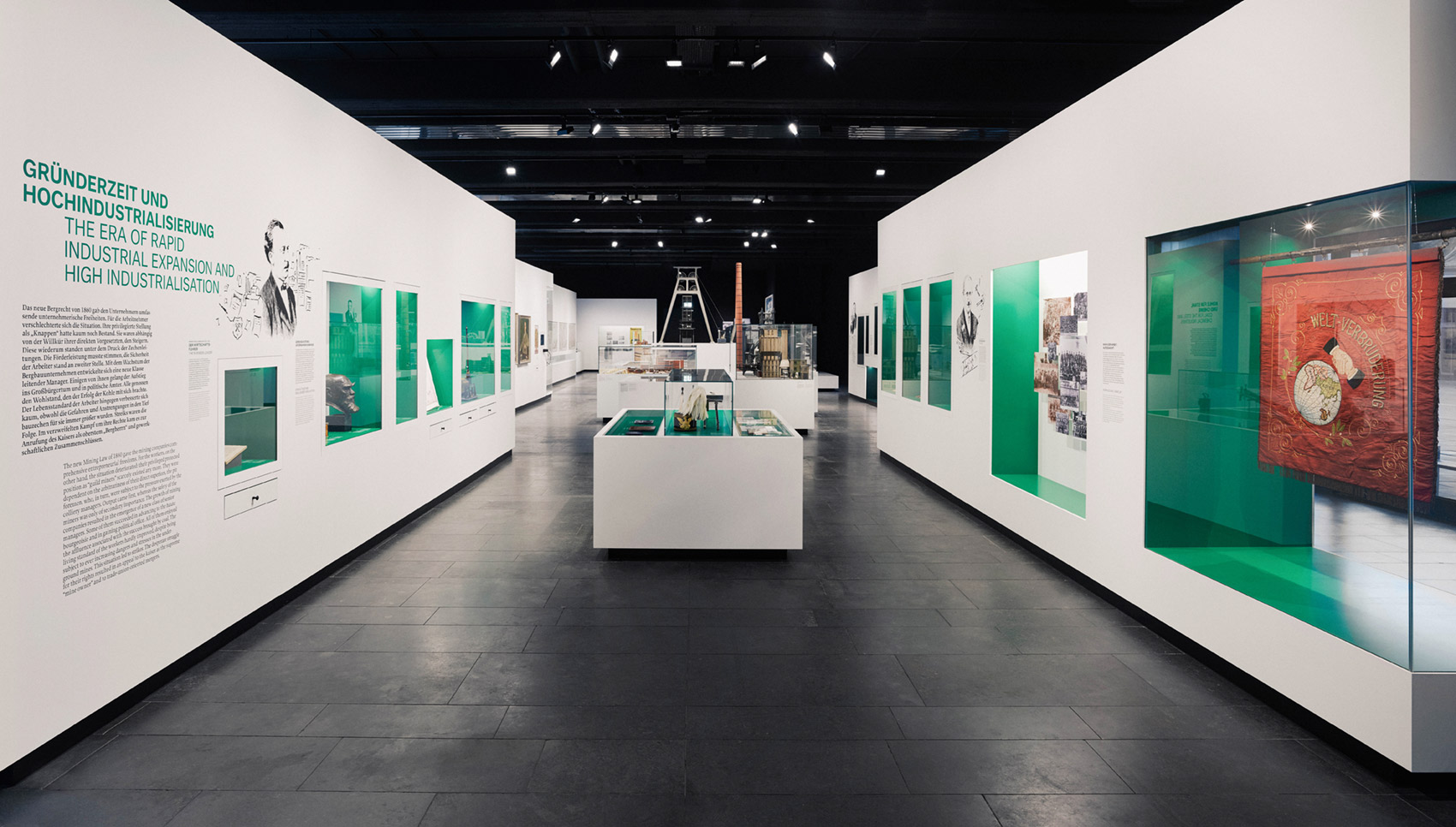 Ausstellungsraum mit verschiedenen Exponaten