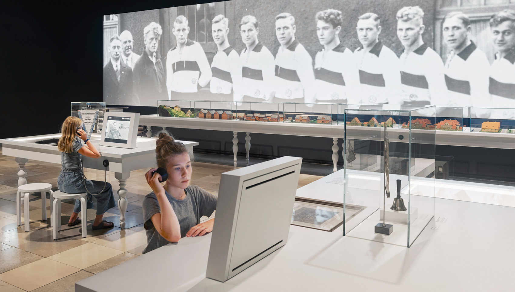 Zwei Personen an interaktiven Exponaten