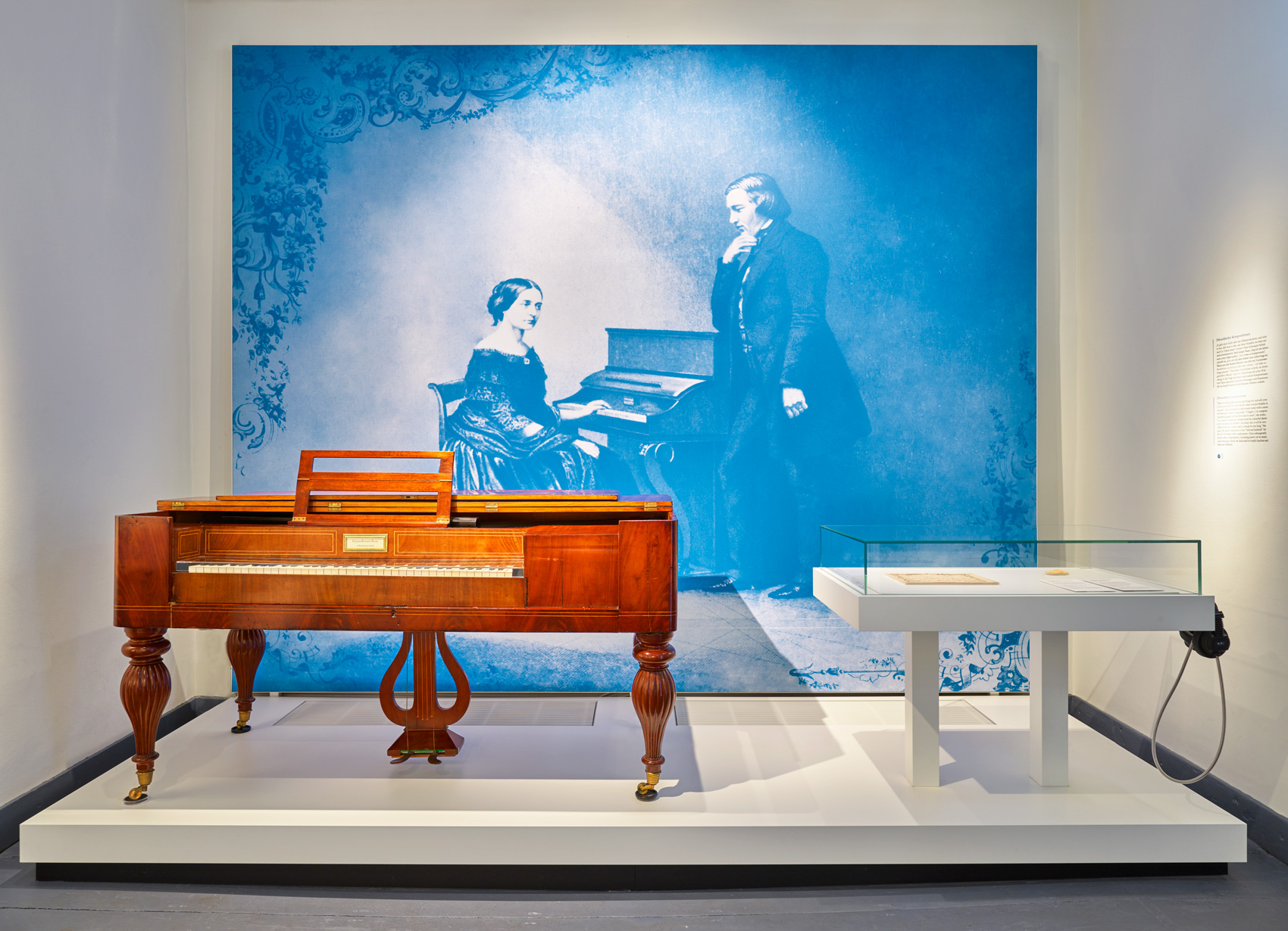 Ausstellungsraum mit Ausstellungsmöbeln und Exponaten