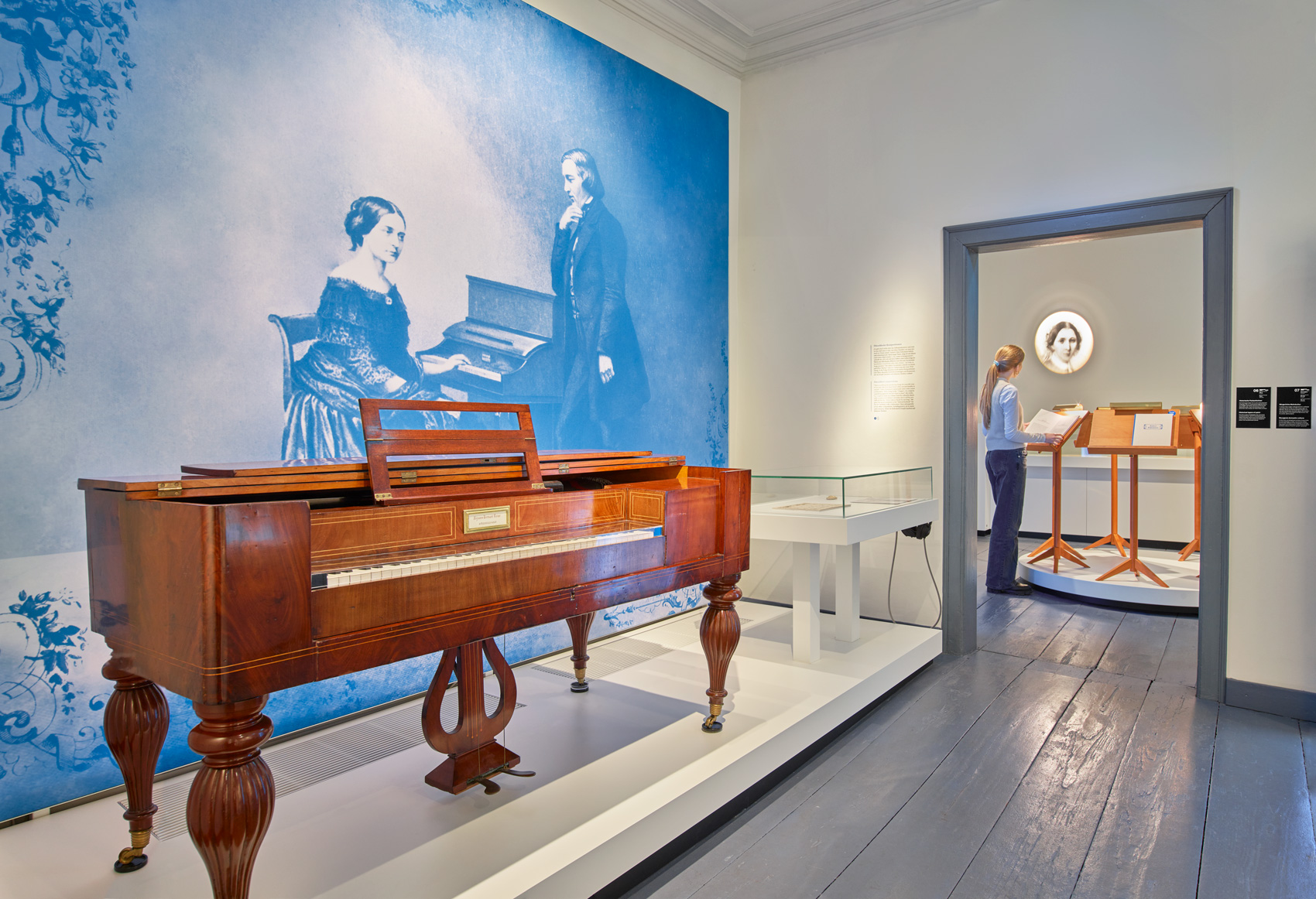 Ausstellungsraum mit Ausstellungsmöbeln und Exponaten