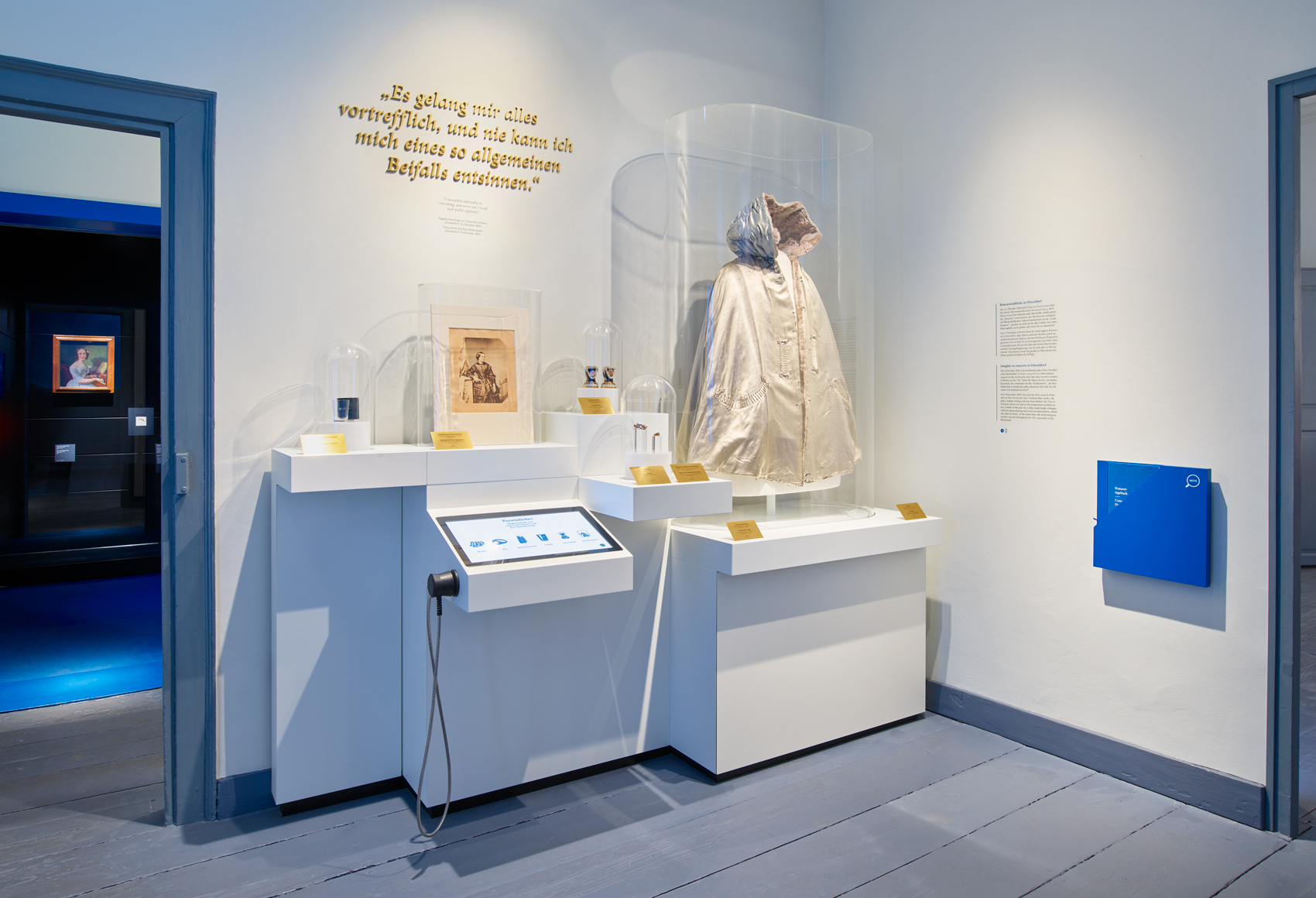 Ausstellungsraum mit Ausstellungsmöbeln und Exponaten