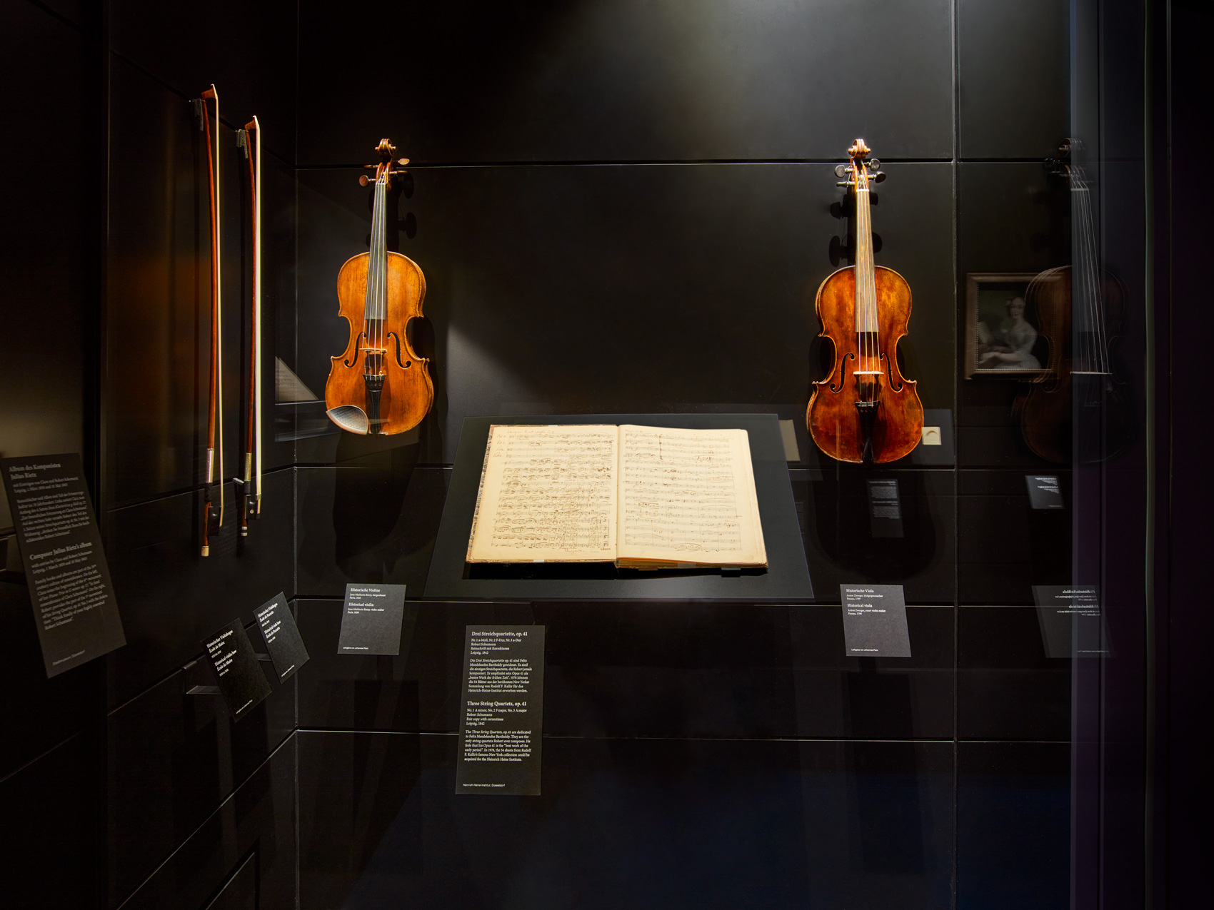 Detailansicht von Exponaten vor dunklerm Hintergrund