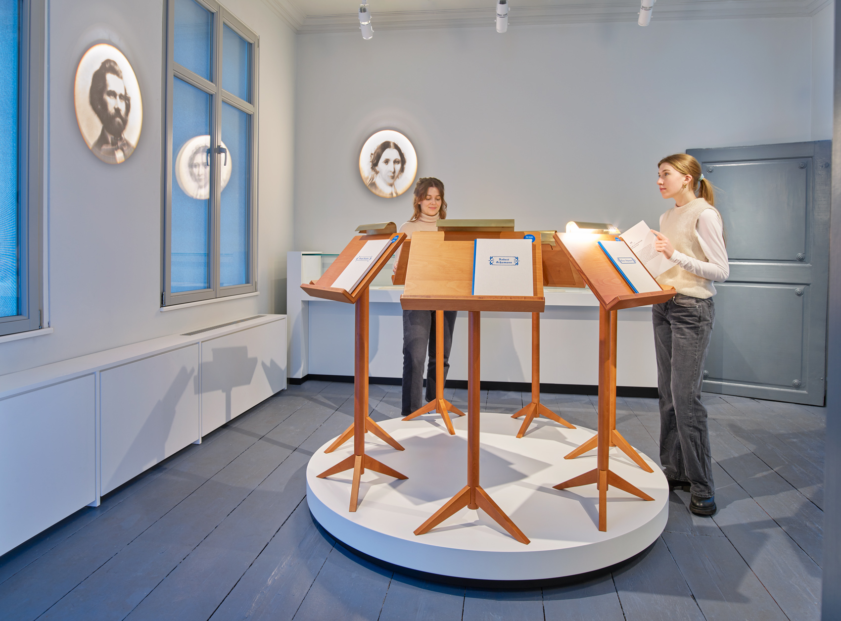 Zwei Personen im Ausstellungsraum mit interaktivem Ausstelllungsmöbel