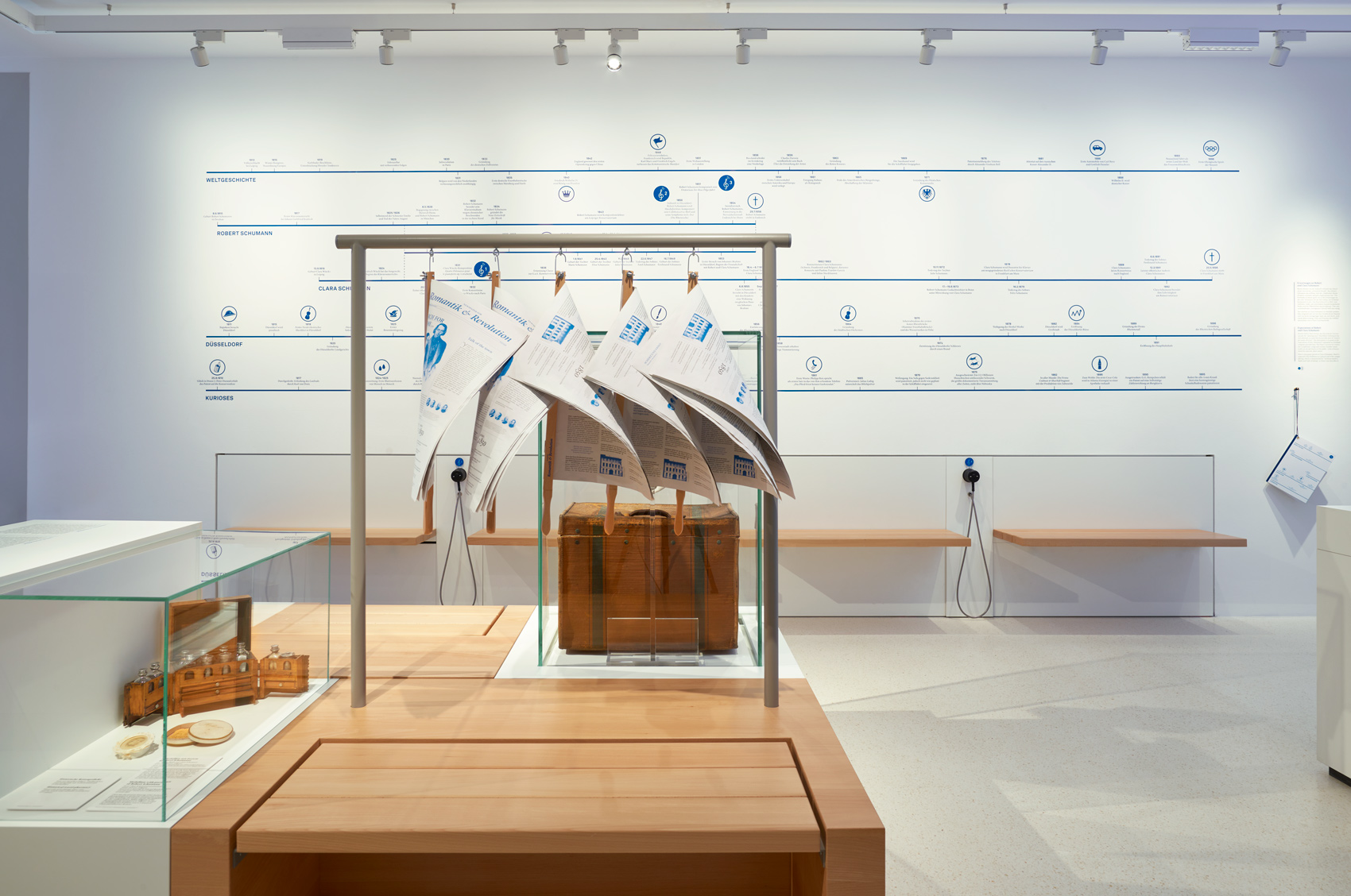 Ausstellungsraum mit Ausstellungsmöbeln und verschiedenen Exponaten