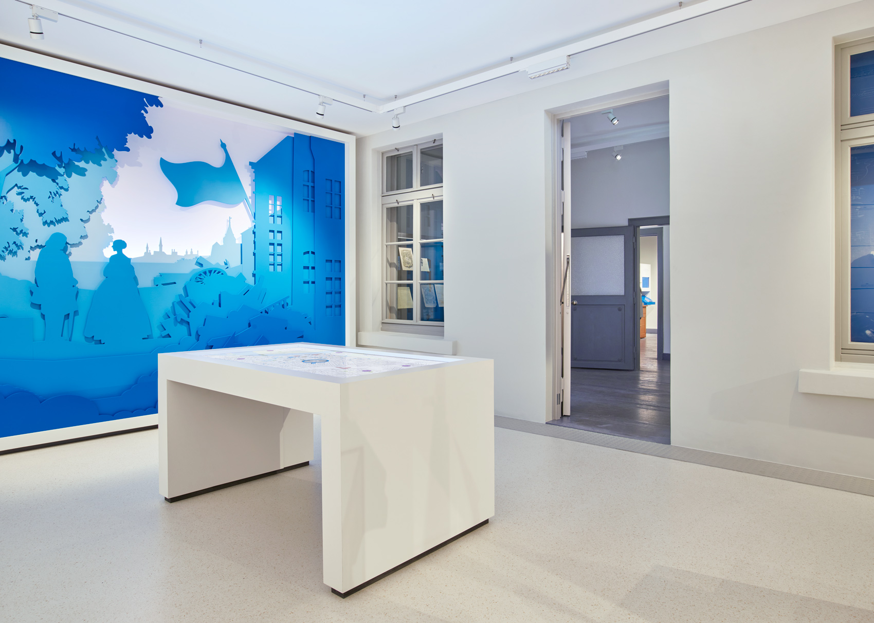 Ausstellungsraum mit Ausstellungsmöbeln und Wandgrafik