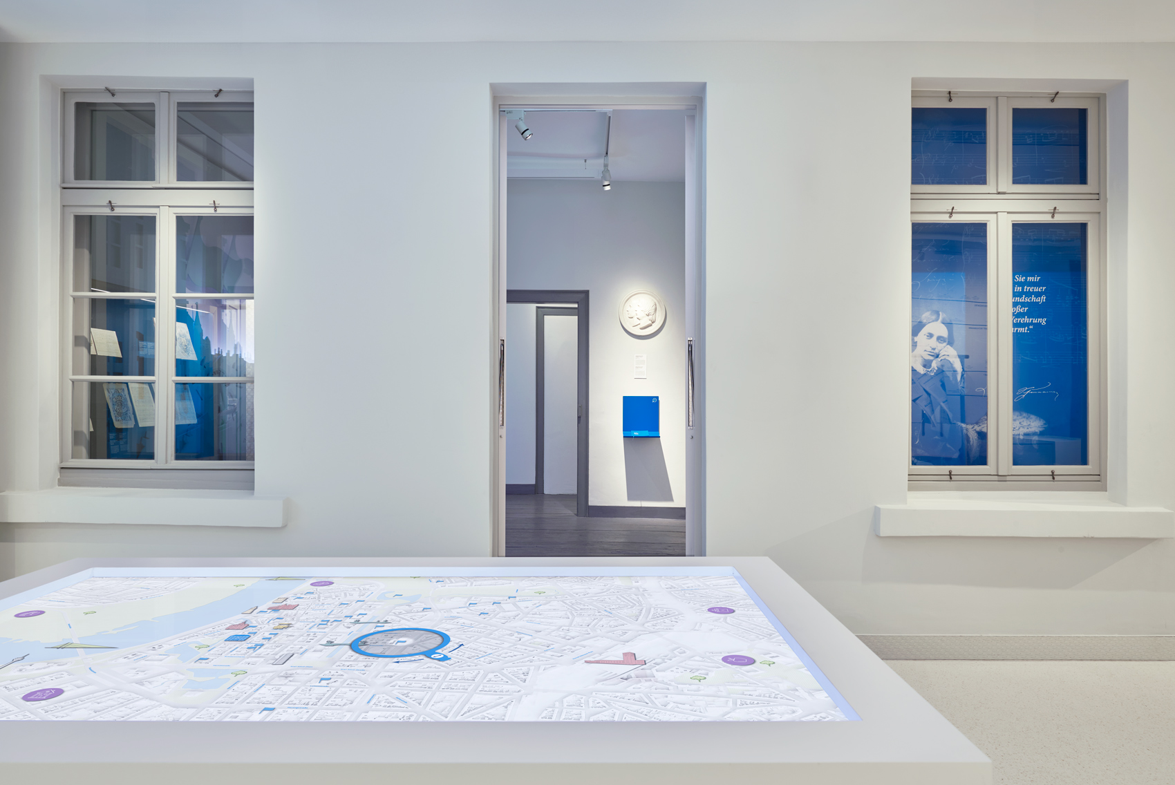 Blick auf interaktives Ausstellungsmöbel