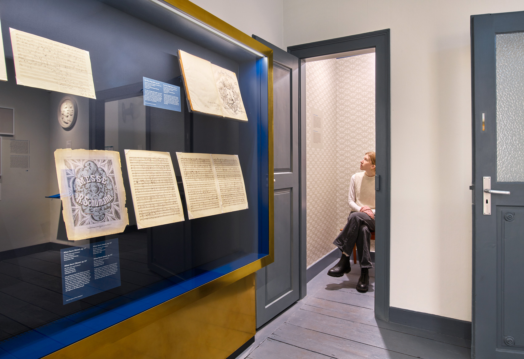 Ausstellungsraum mit Ausstellungsmöbeln und Exponaten