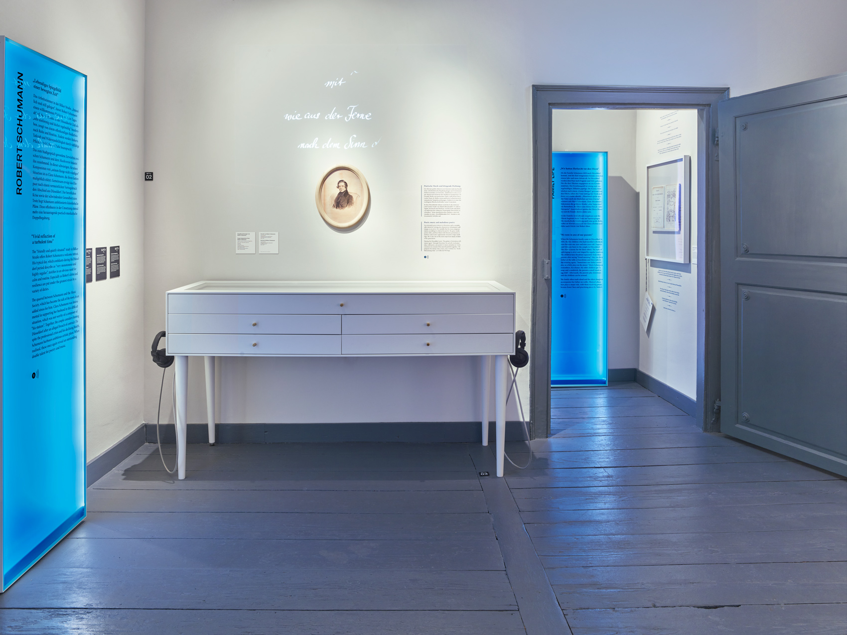 Ausstellungsraum mit Ausstellungsmöbeln und verschiedenen Exponaten