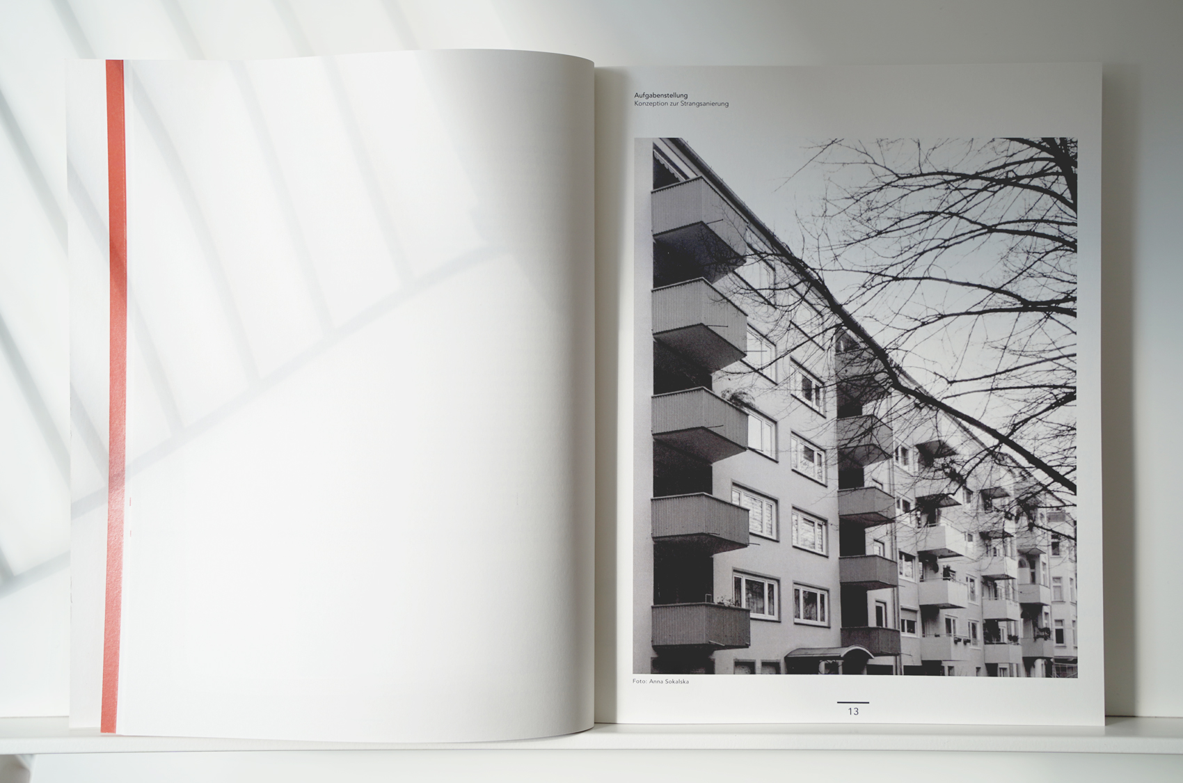 Ansicht einer Doppelseite mit großflächiger Fotografie