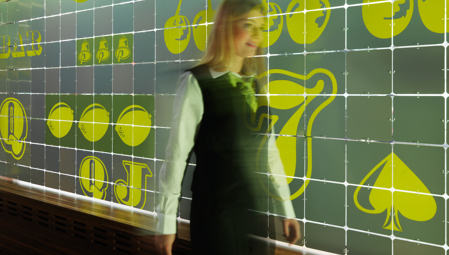 Gestaltete Wand mit Person in Bewegungsunschärfe