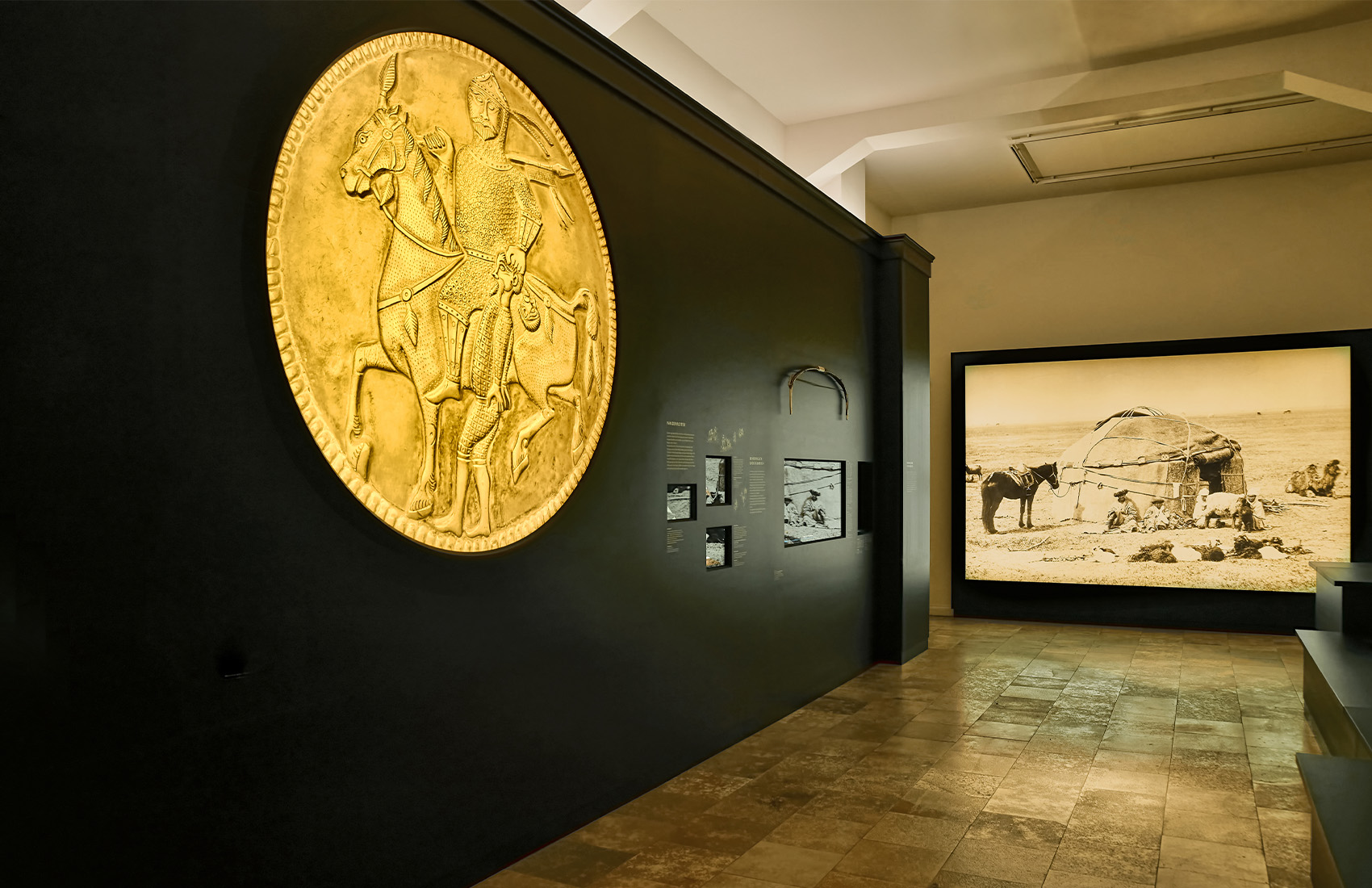 Ausstellungsraum mit großen hinterleuchteten Grafiken