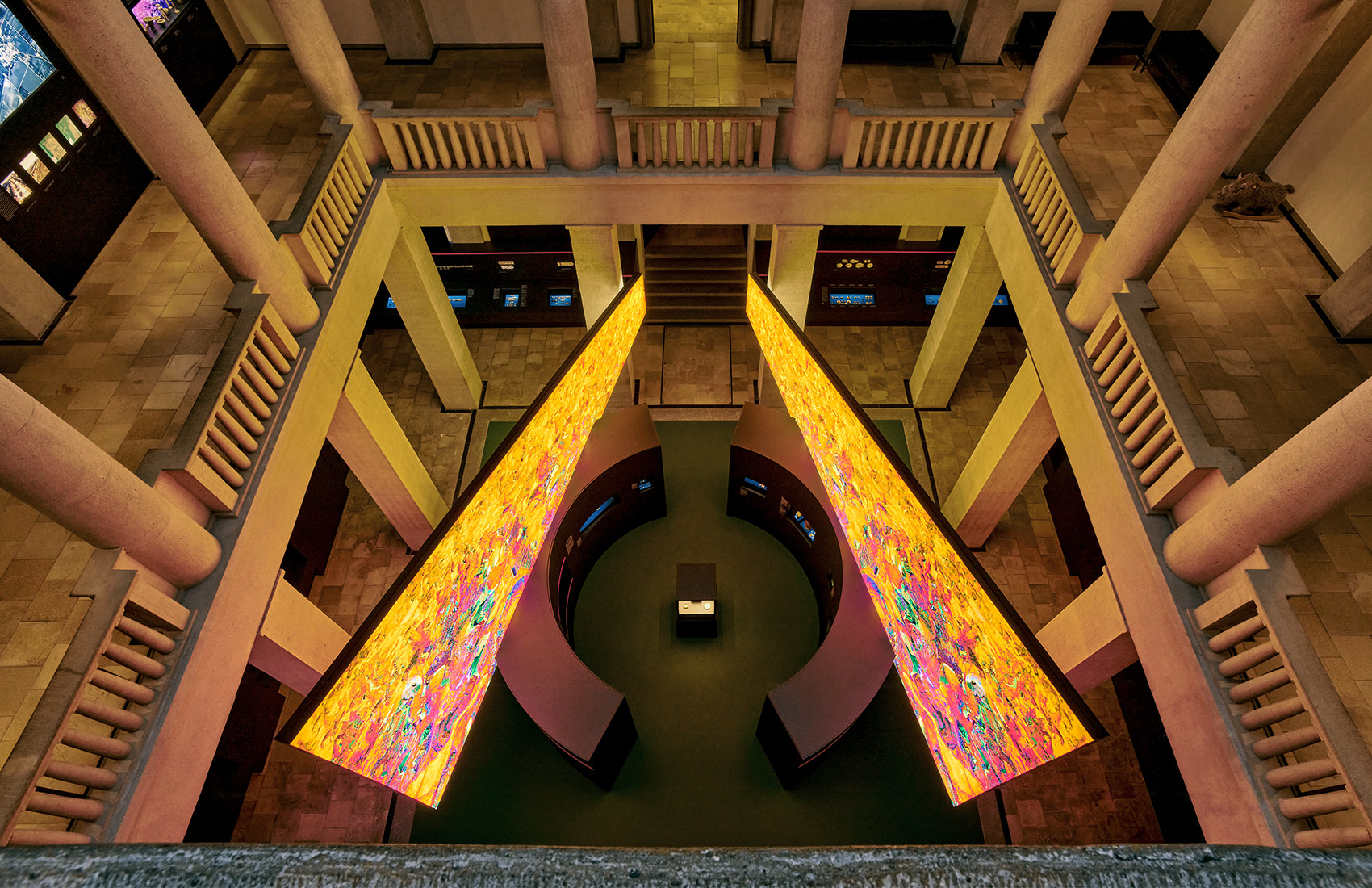 Blick von oben in den Ausstellungsraum