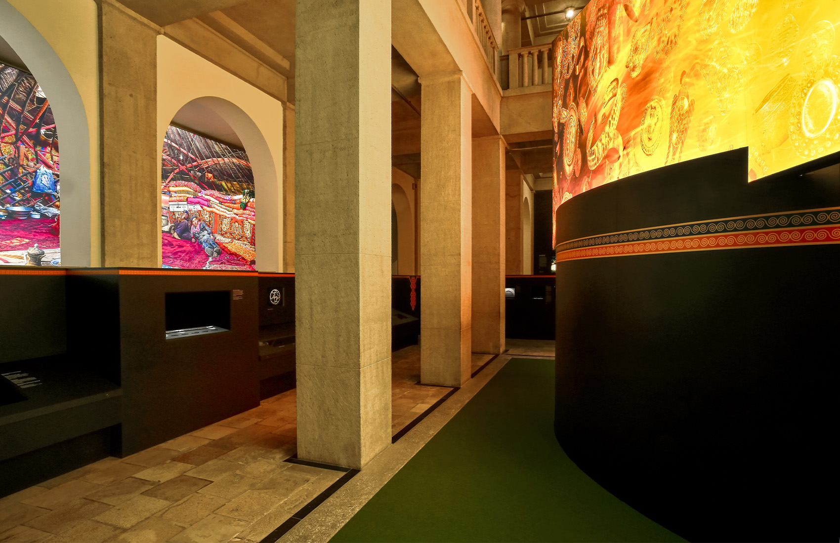 Ausstellungsraum mit großen hinterleuchteten Grafiken