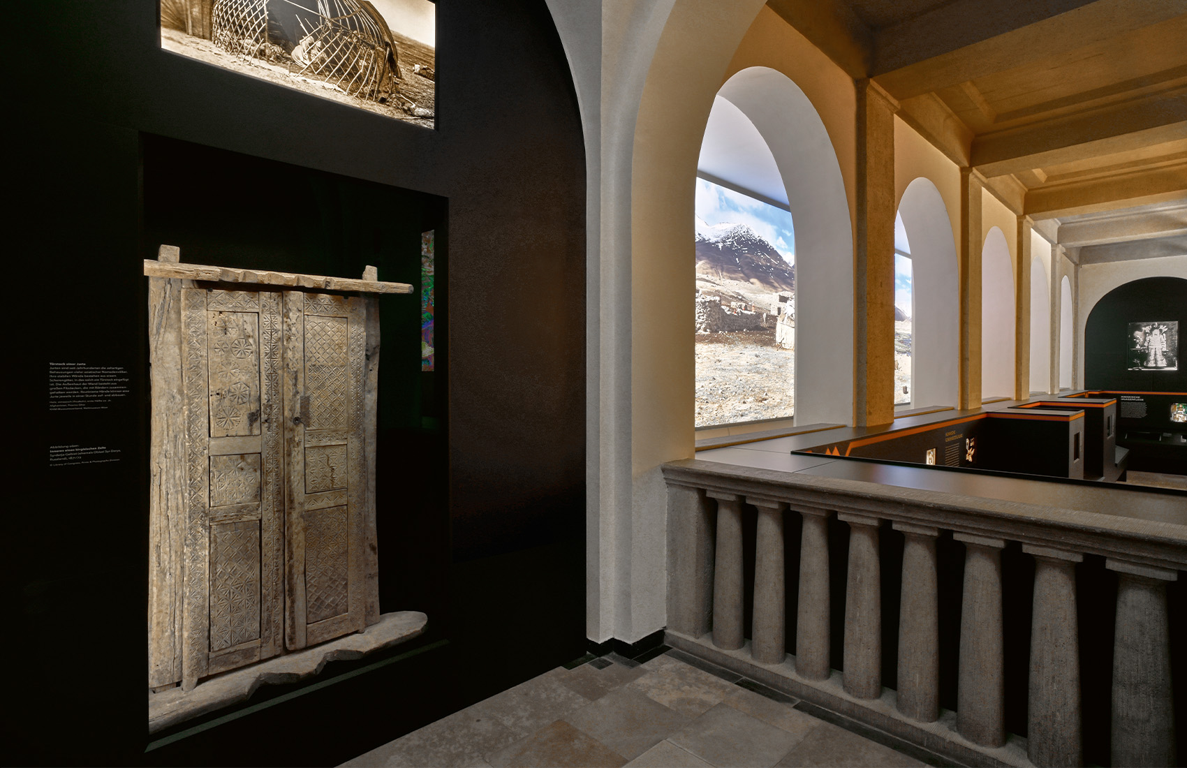 Ausstellungsraum mit schwarzen Ausstellungsmöbeln und verschiedenen Exponaten