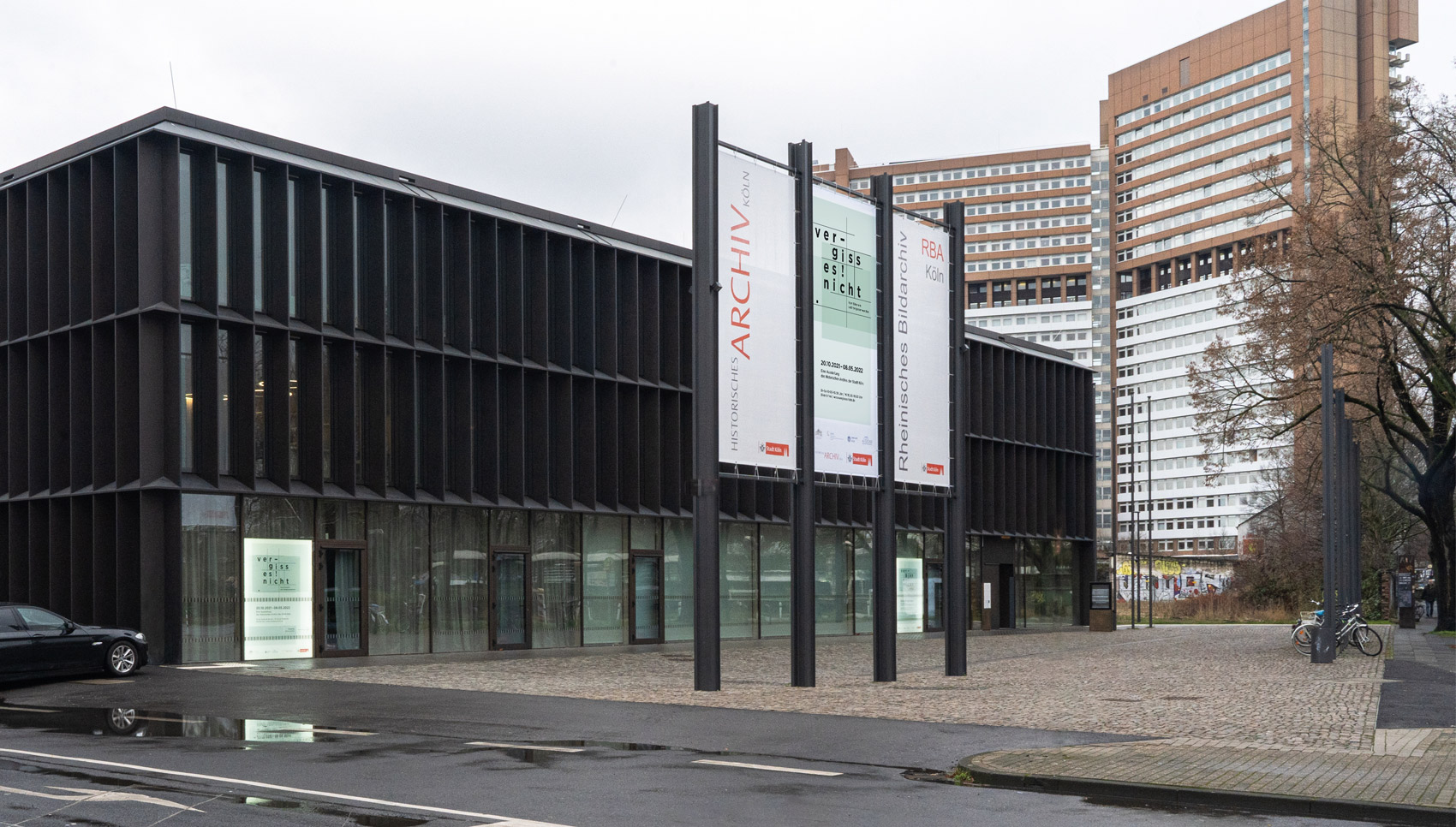 Außenbereich mit Bannern zur Ausstellung