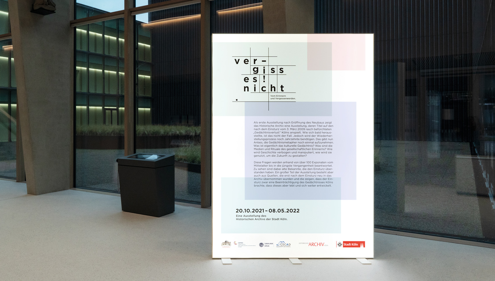 Menschhoher Aufsteller mit dem Ausstellungslogo und weiteren Elementen