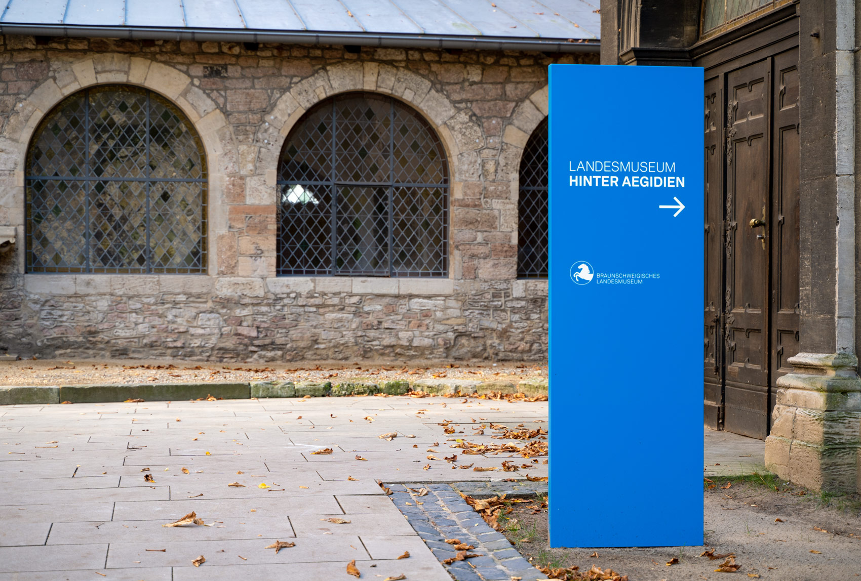 Blaue Stele zur Orientierung