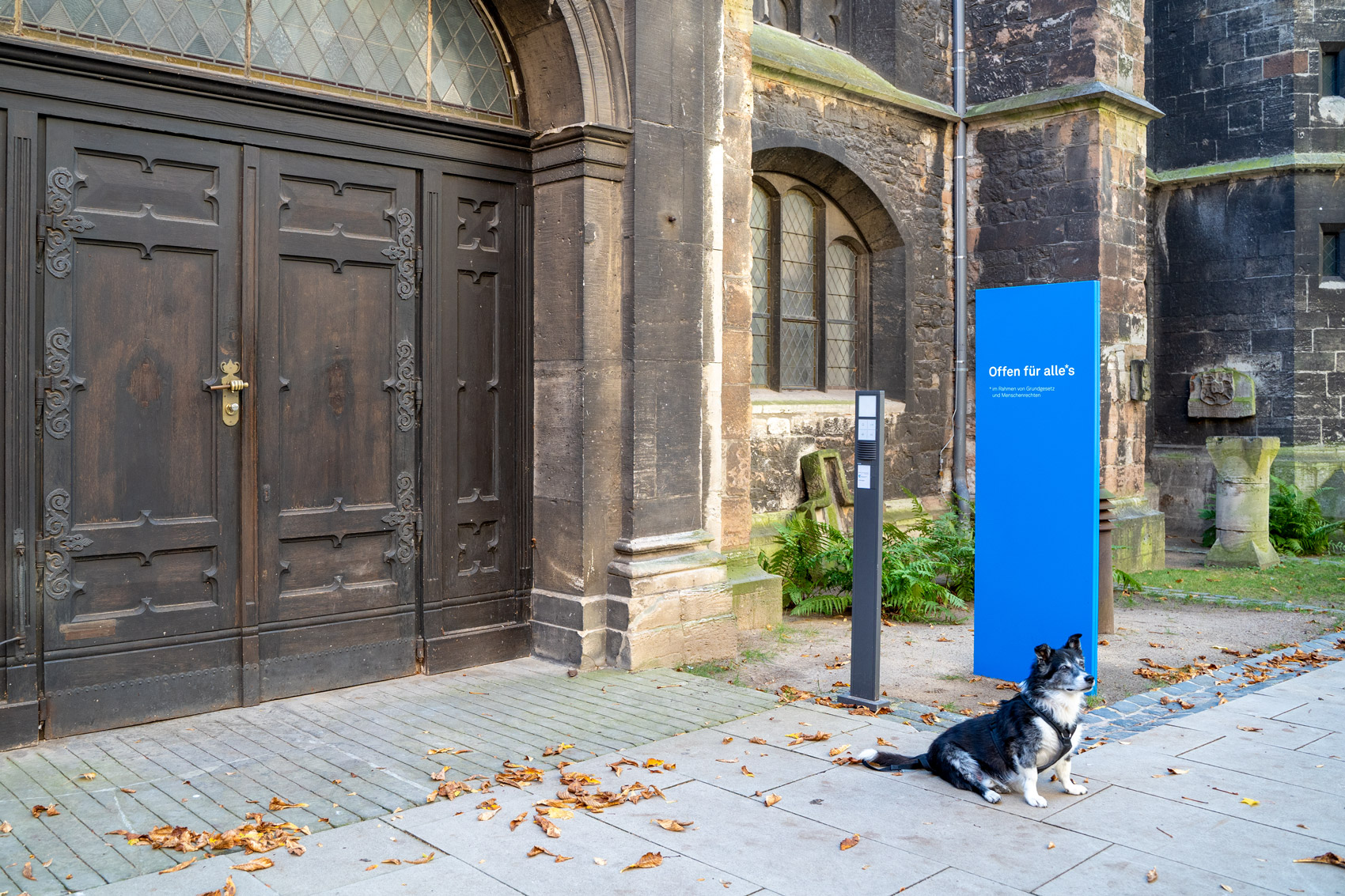 Blaue Stele zur Orientierung