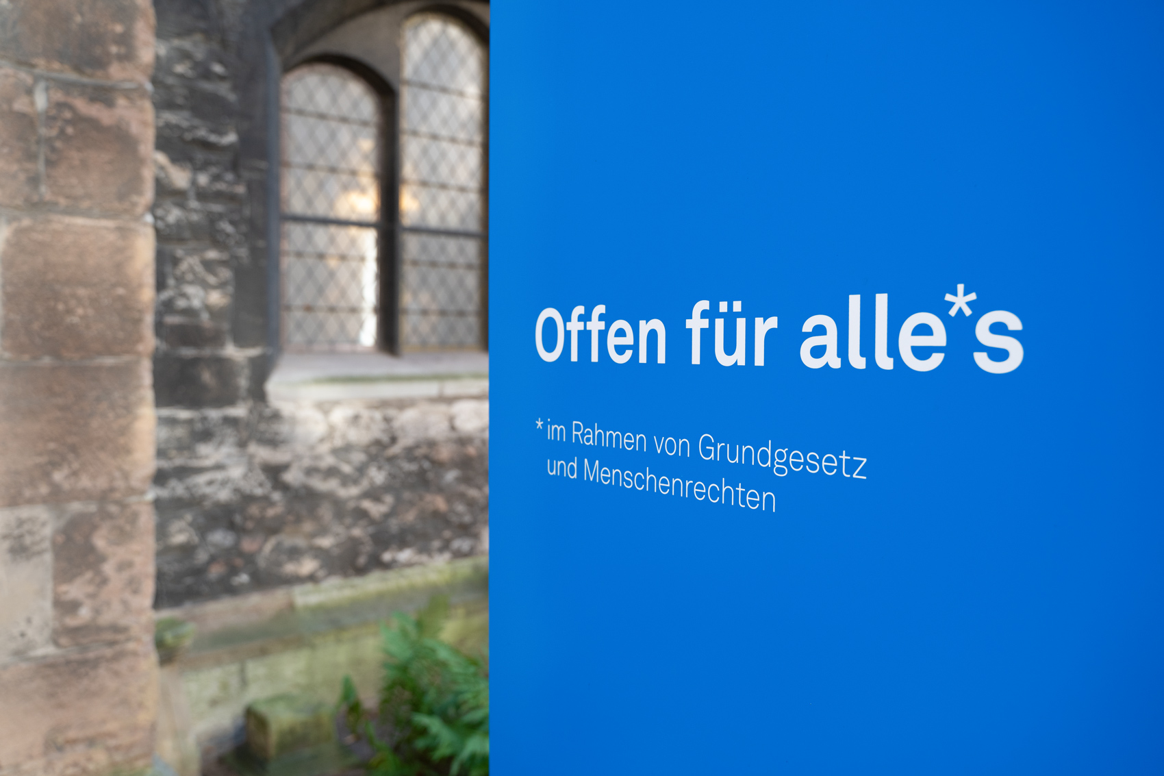 Detailansicht einer blaue Stele