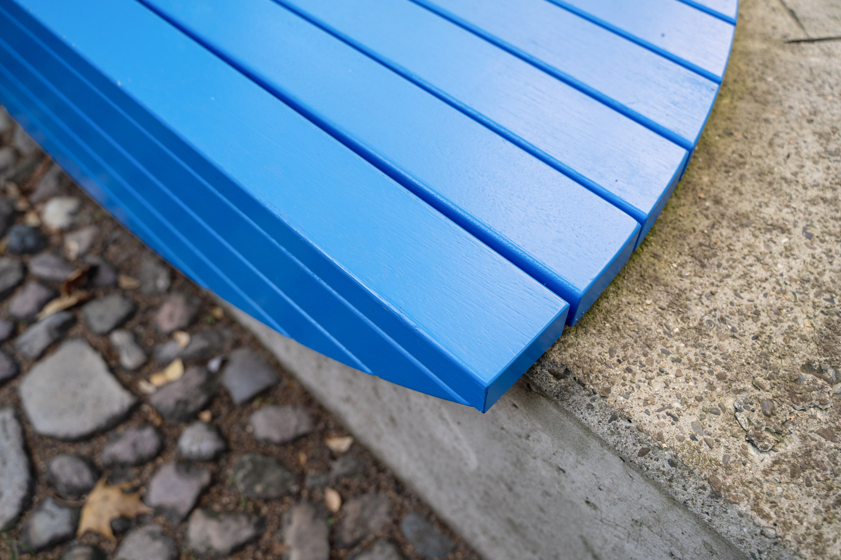 Detail blaue Sitzgelegenheit
