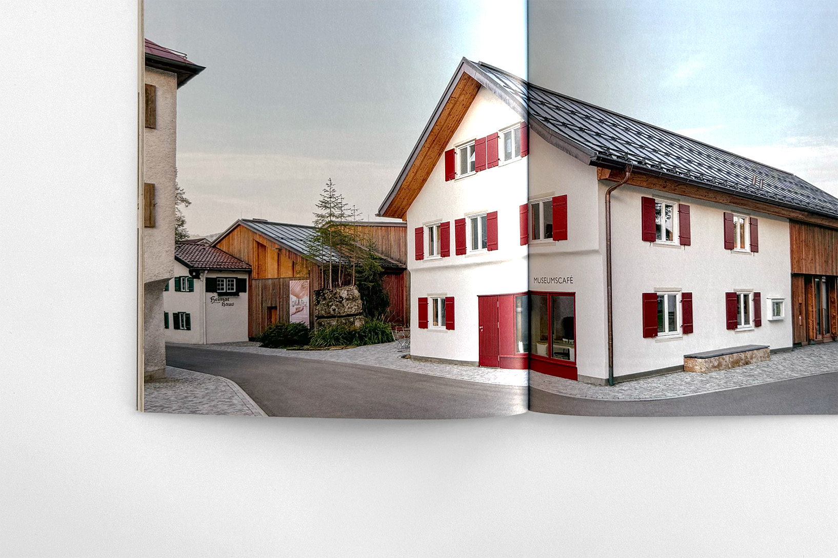 Doppelseite mit einer Fotografie des Museumscafes von außen