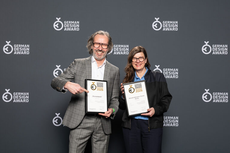 Ingo Plato (links) und Rebecca Schröder (rechts) mit den Urkunden zweier Design Awards