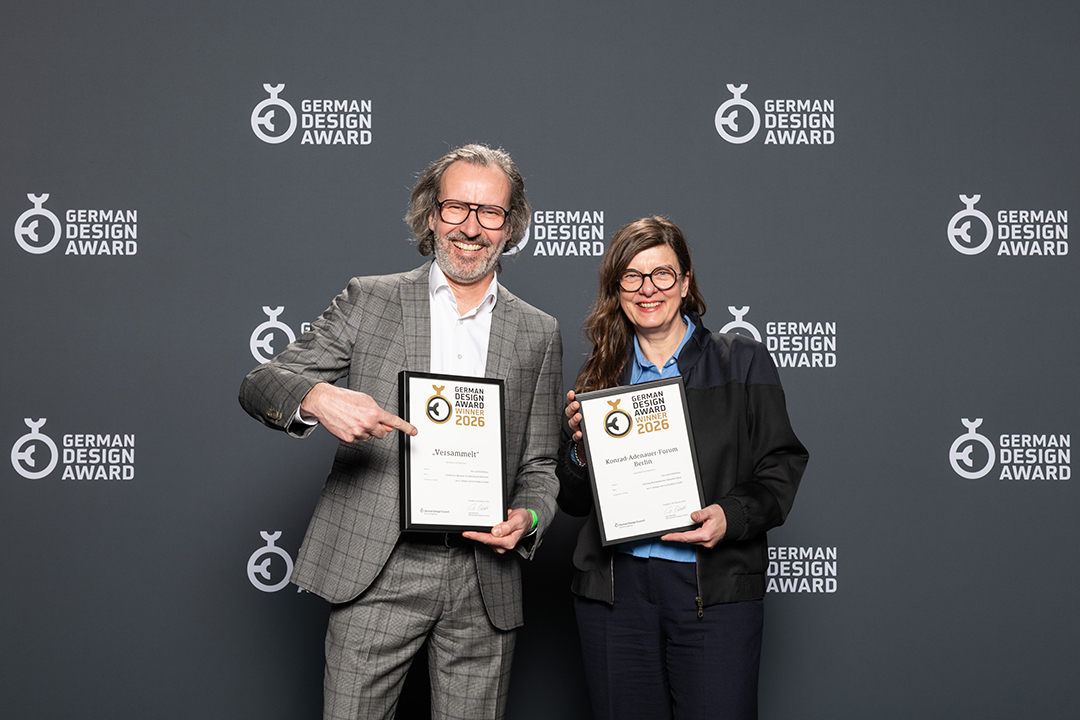 Ingo Plato (links) und Rebecca Schröder (rechts) mit den Urkunden zweier Design Awards