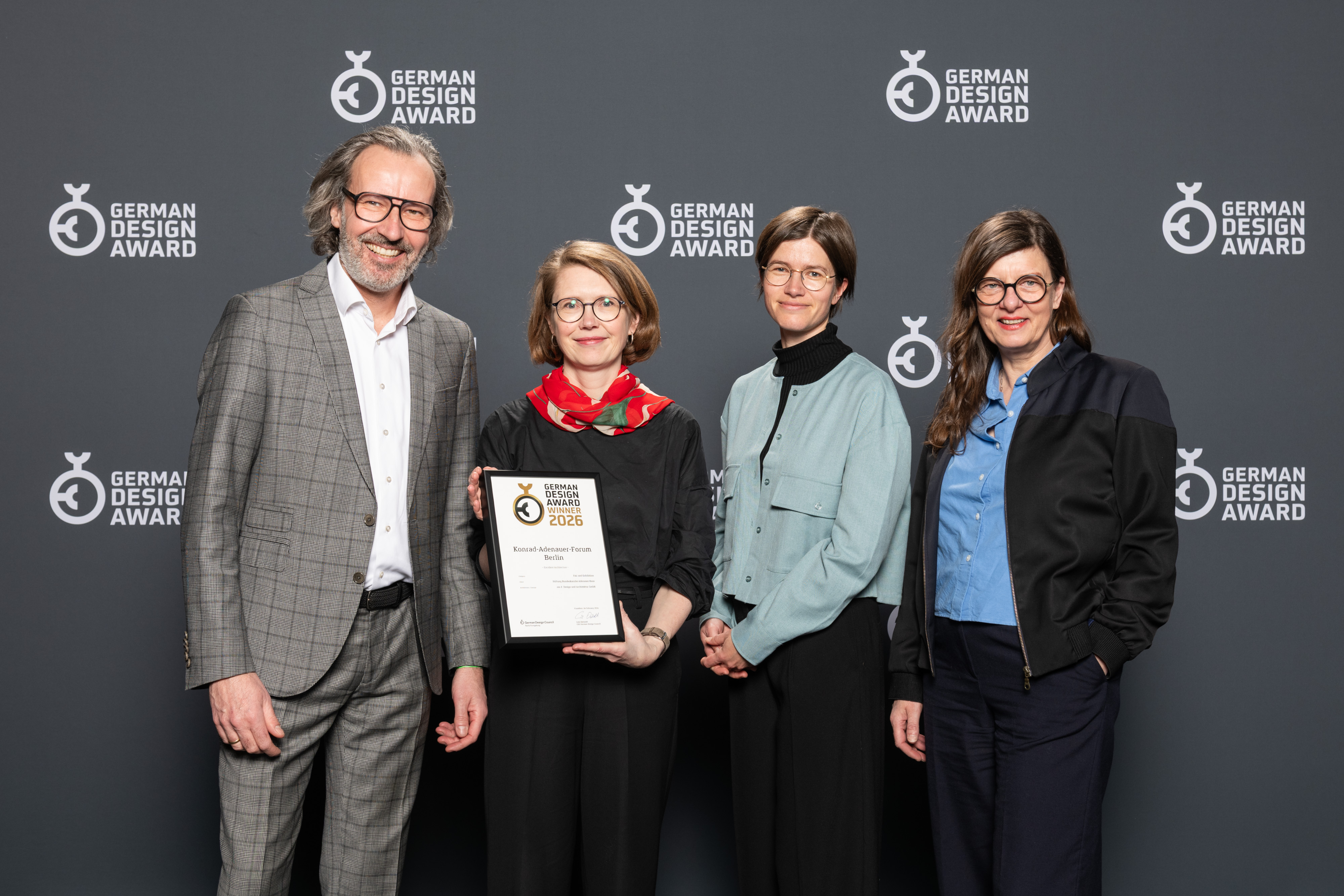 Von links nach rechts: Ingo Plato, Dr. Sabine Schößler, Dr. Doreen Franz und Rebecca Schröder mit der German Design Award 2026 Urkunde für die neue Dauerausstellung im Konrad-Adenauer-Forum Berlin