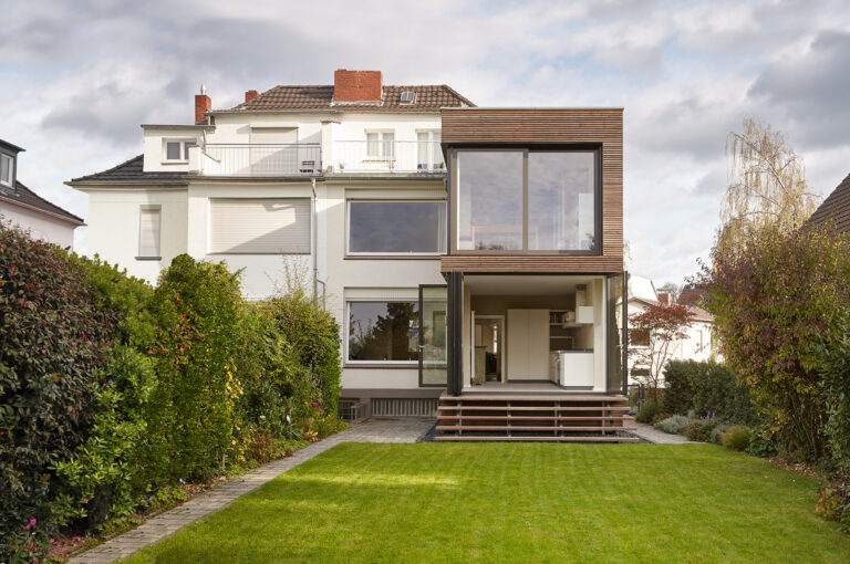 Blick auf den Anbau vom Garten aus mit offenen Türen