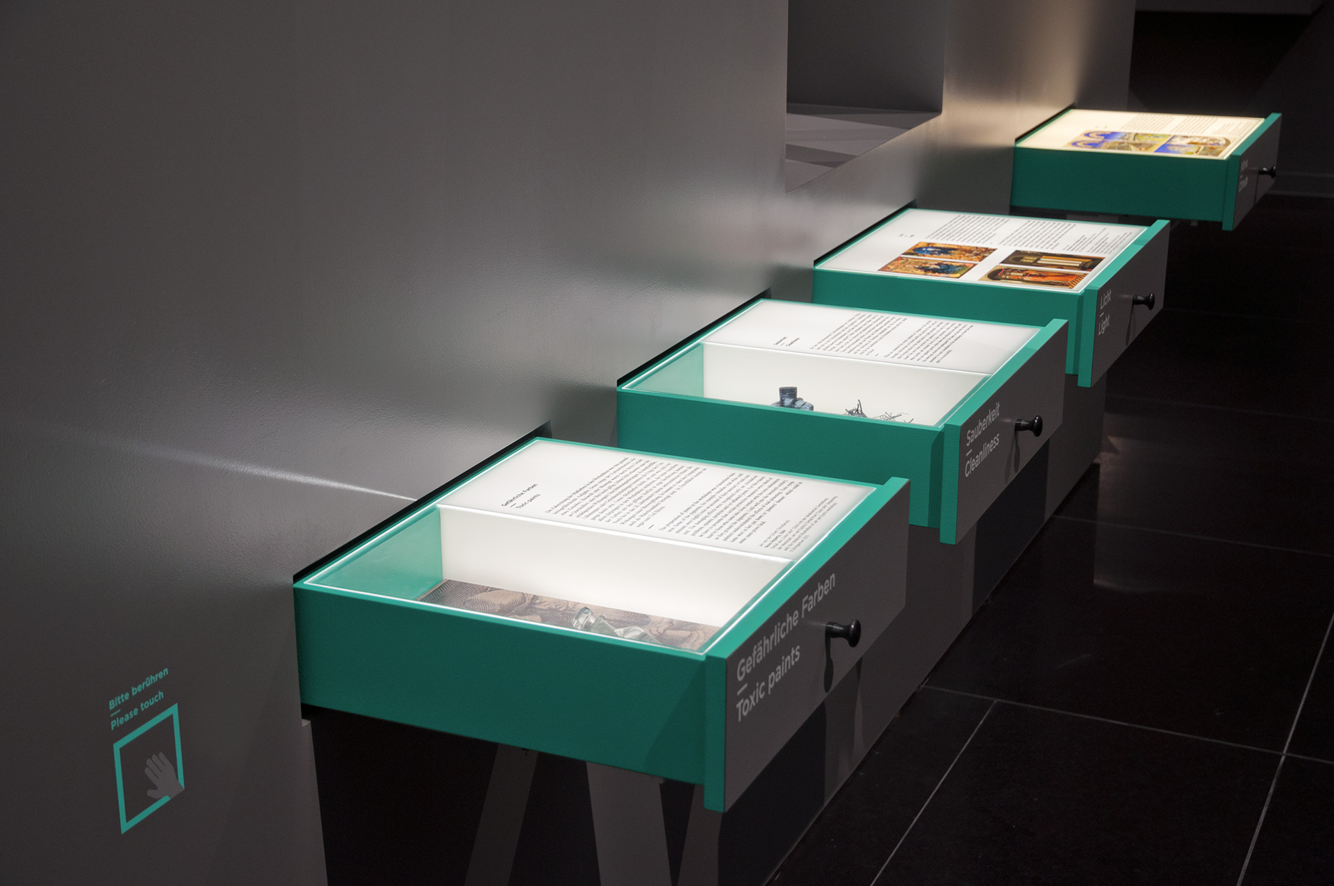drei Auszüge mit Einlassvitrinen und Texten