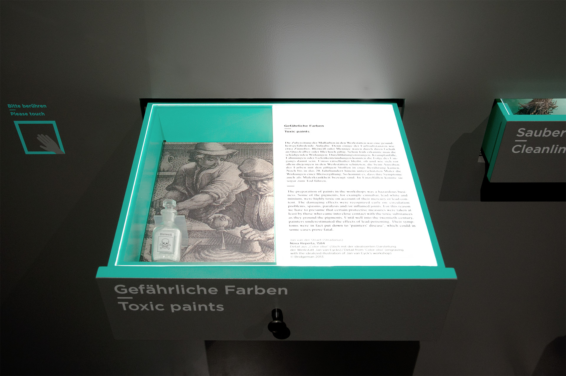 Nahaufname Auszug "gefährliche Farben" mit Einlassvitrine und Text
