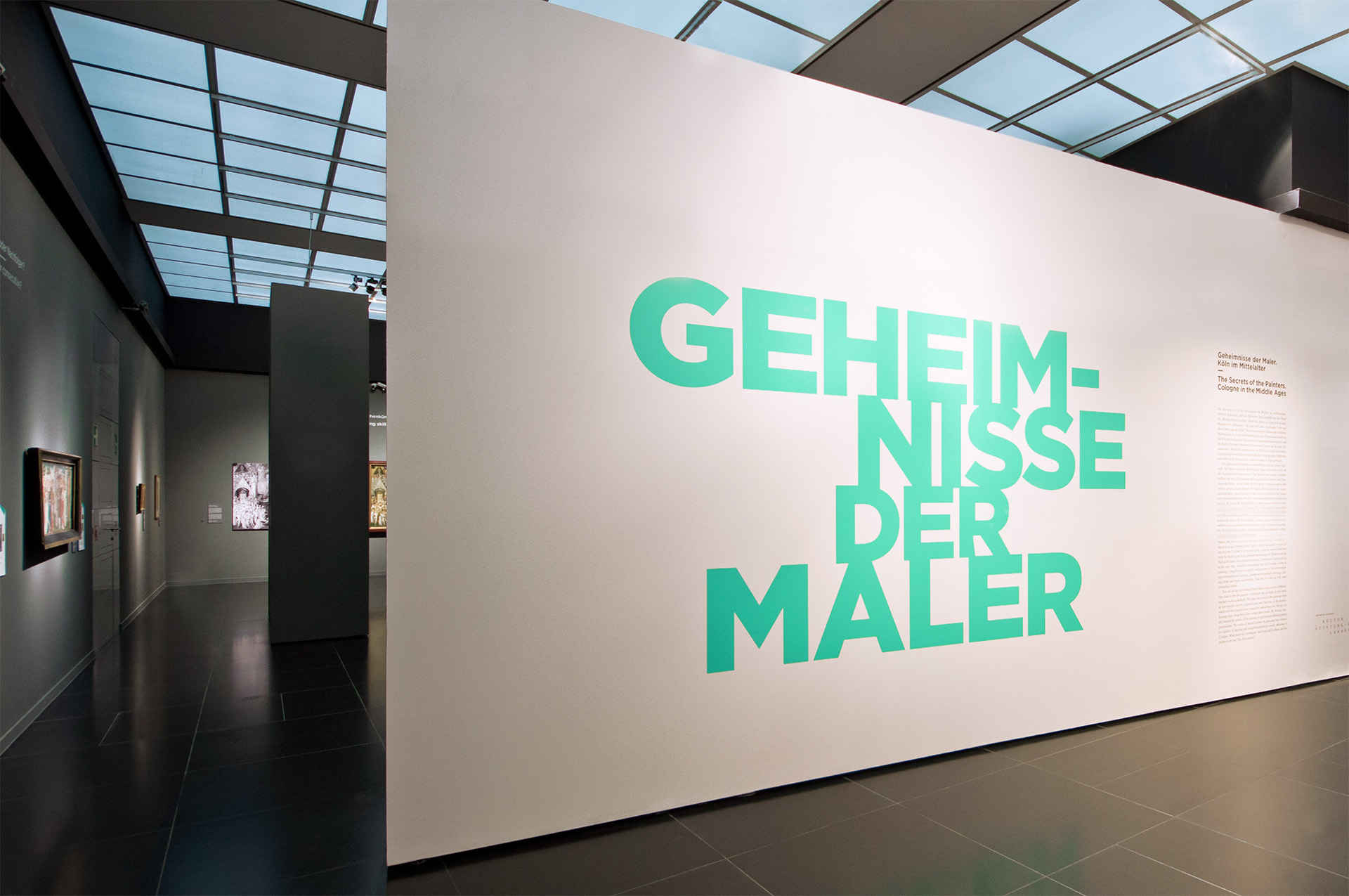 Blick auf Ausstellungswand "Geheimnisse der Maler"