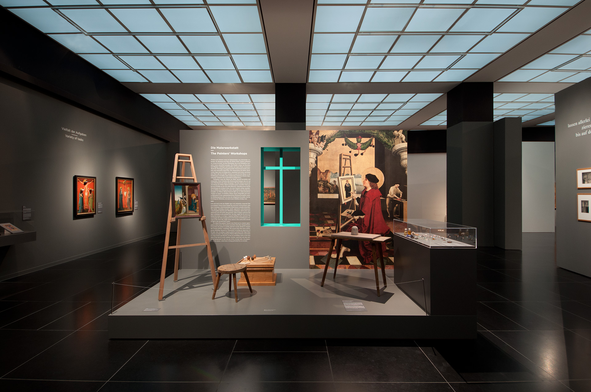 Installation der Malerwerkzeuge mit Staffel, Bilderrahmen und Hocker. Dazu Bild eines historischen Malers während der Arbeit