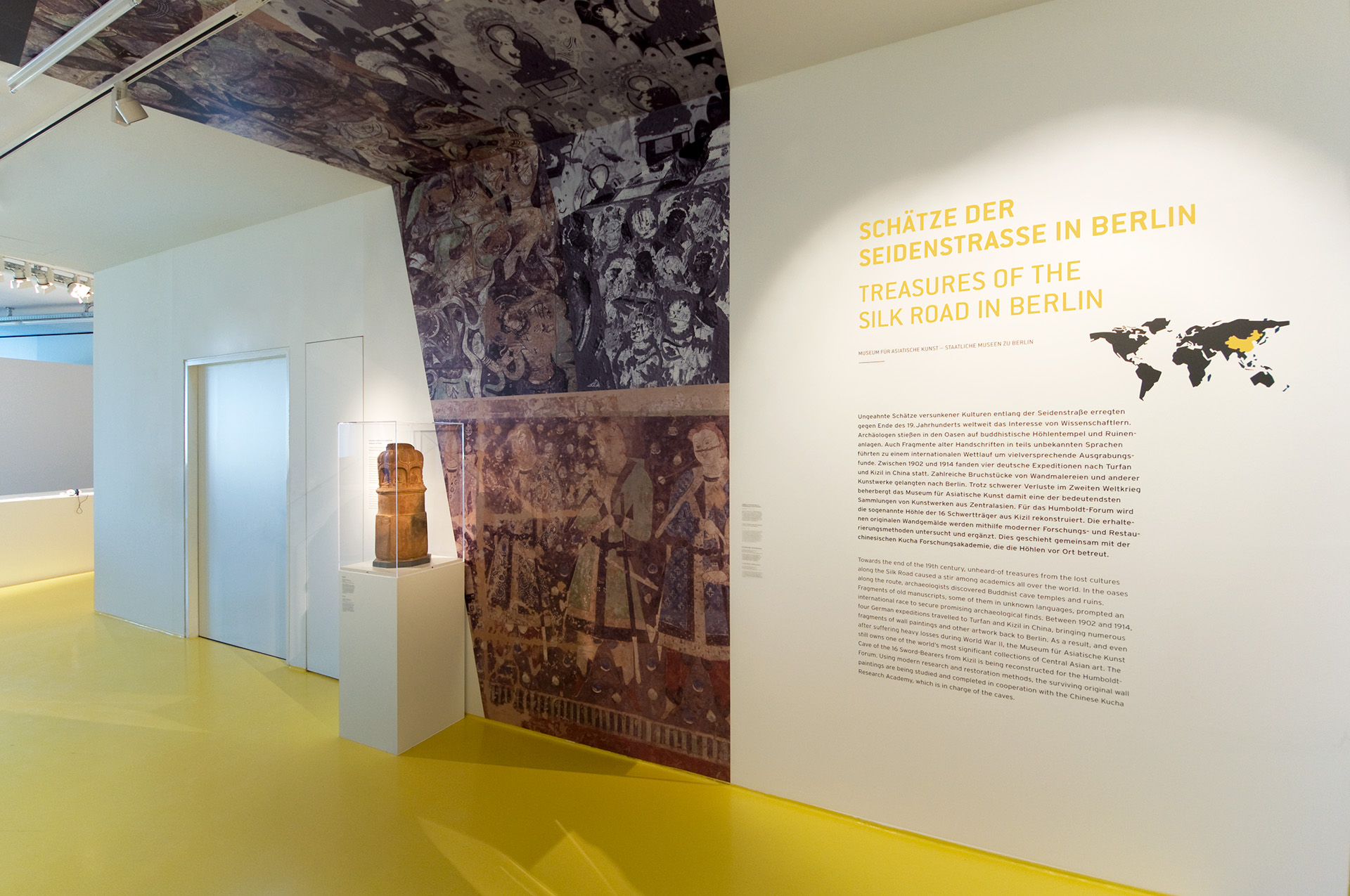 Blick auf Wandgrafik und Text "Schätze der Seidenstraße Berlin"